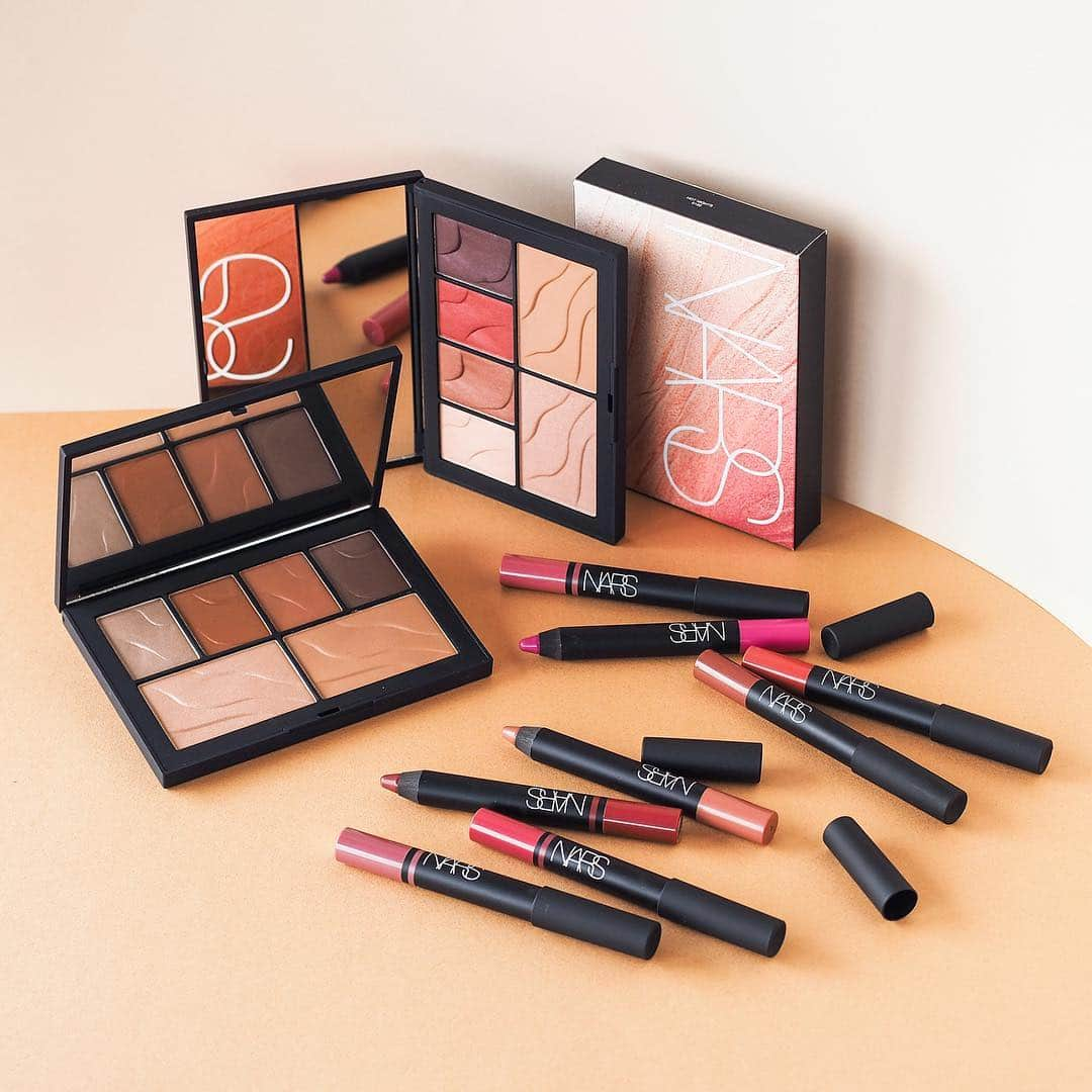 FAVOR【フェイバー】さんのインスタグラム写真 - (FAVOR【フェイバー】Instagram)「NARS(ナーズ)から2019年サマーコレクションが登場☆ . アイシャドー4色、ハイライティングパウダー1色、ブロンズパウダー1色がセットになったスペシャルな数量限定パレットに大注目です！！ . NARS/ホットナイツ フェースパレット NARS/サマーライツ フェースパレット 全2種　本体価格 7,400円(税抜) . しっとりとしていてシアーな発色なので、使いやすさ◎ アイシャドウ、ハイライター、ブロンザーが１つのパレットになっているので、1つ持っているだけで大活躍間違いなしです♡ . 只今記事作成中！ お楽しみに～♡♡ . #NARS #ナーズ #サマーコレクション #サマコレ #フェイスパレット #アイシャドウパレット #ハイライター #ブロンザー #デパコス  #コスメ #新発売 #春コスメ #コスメ紹介 #化粧品 #メイク好きな人と繋がりたい #コスメ好きさんと繋がりたい #美容好きな人と繋がりたい #コスメレポ #コスメ大好き #コスメ好き #スウォッチ #コスメマニア」4月17日 22時17分 - favor_official