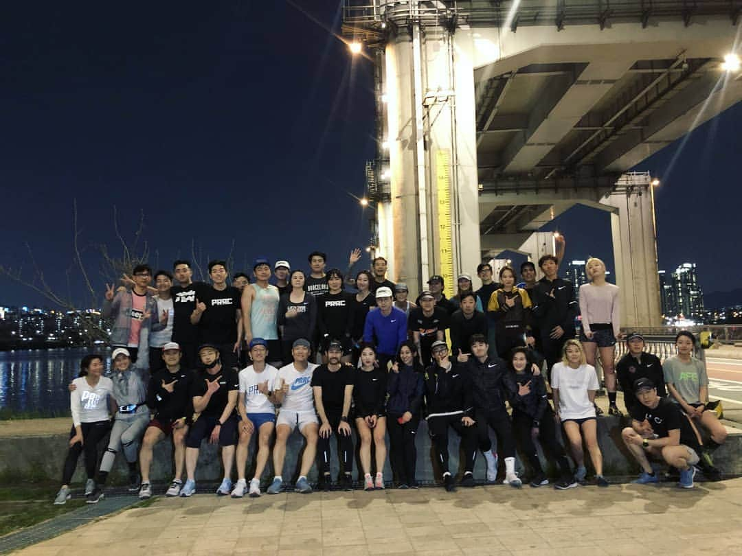 イ・シヨンさんのインスタグラム写真 - (イ・シヨンInstagram)「@prrc1936  오랜만에 #PRRC 함께 잠수교👍👏💛8km 오늘도 날씨 너무 좋았지요! 감사합니다🏃‍♀️🏃‍♂️🏃‍♀️🏃‍♂️」4月17日 22時17分 - leesiyoung38