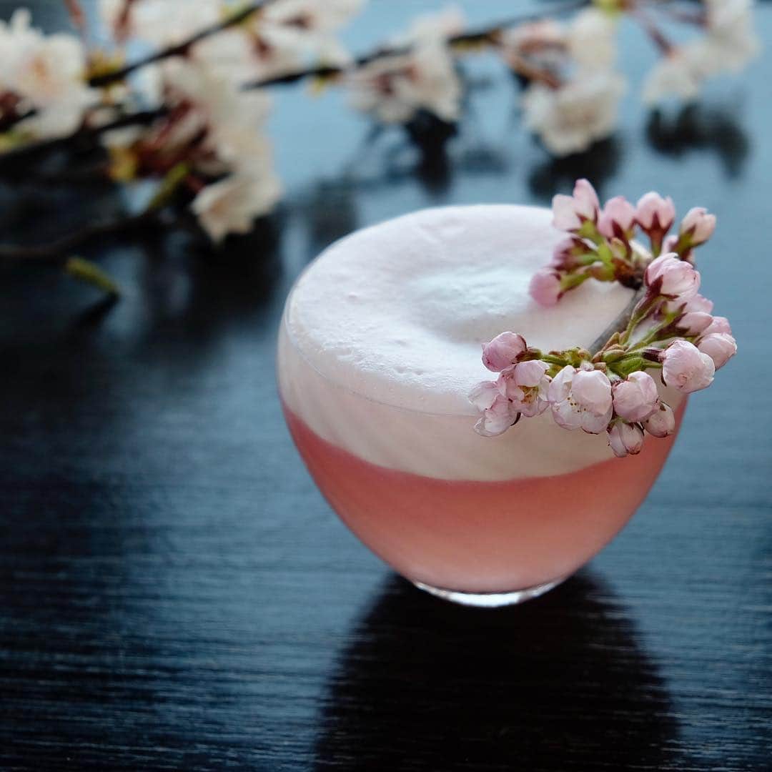 Andaz Tokyo アンダーズ 東京さんのインスタグラム写真 - (Andaz Tokyo アンダーズ 東京Instagram)「Missed the Sakura bloom in Tokyo? 🌸 Head up to the Rooftop Bar and catch the last of the blossoms until April 21st! Best enjoyed with an Ohanami Sour 🍸 our original sweet and sour cocktail inspired by the view of fluffy clouds painting the sky from the 52nd floor ☁️ https://www.andaztokyo.jp/restaurants/en/rooftop-bar/ -  お花見サワー＠Rooftop Bar 🌸 アンダーズ 東京の52階から眺める花曇りの空をイメージしたカクテル。🍸🌥 さくらシロップで仕上げたスイートな味わいが春にぴったりのドリンクです。https://www.andaztokyo.jp/restaurants/jp/rooftop-bar/」4月17日 22時18分 - andaztokyo