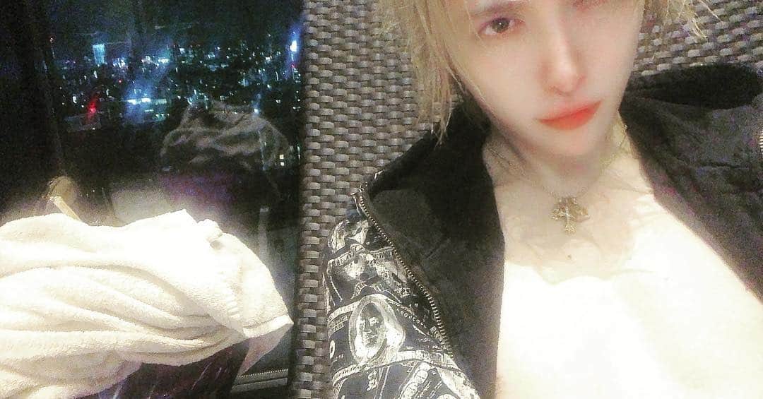 MiA のインスタグラム：「家で仕事してジムしてプールトレーニングして。。。自宅引きこもりな一日です。たまにはいいな🥂 髪びしょびしょだー」