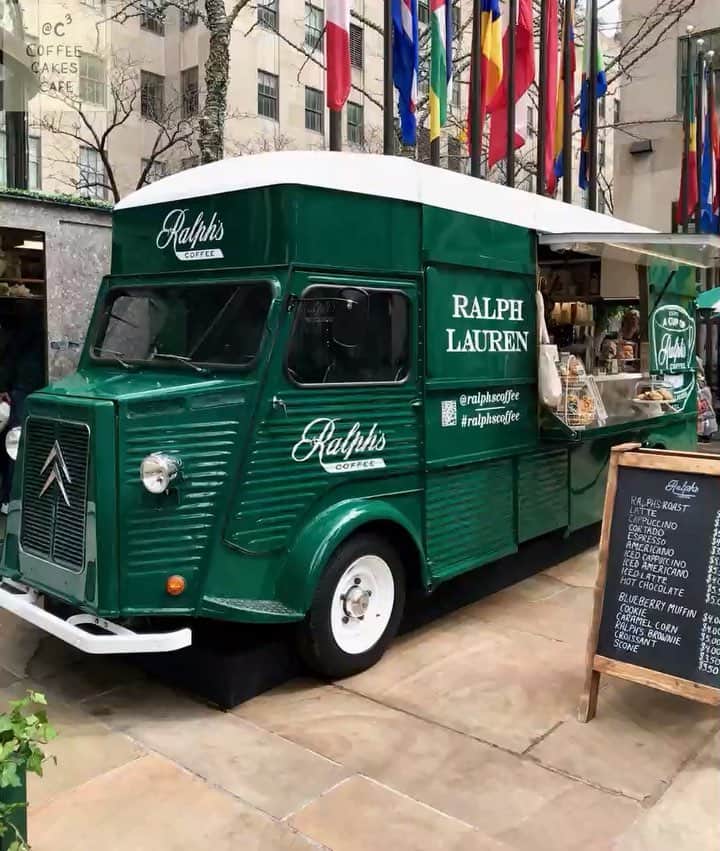 のインスタグラム：「Goood morning!! 😄👋🏻 So I have a thing for coffee trucks...I love them!! When I see one, I stop (and have to) take a pic! @ralphscoffee parks their truck at the heart of Rockefeller Plaza. Absolutely love their coffee because it’s roasted by @lacolombecoffee !! 👏🏻👏🏻😍 Come by...see & taste one of my favorite coffee! . . . . . . . #ralphscoffee #ralphlauren #newyorklife #newyorkstateofmind #what_i_saw_in_nyc #ilovenewyork #travelerinnewyork #theprettycities #prettycitynewyork #wheretofindme #coffeeshopvibes #coffeefliicks #cafelife #cafehopping #morningscenes #nyclife #newyork_instagram #coffeecakescafe #morningslikethese #coffeeshopcorners #newyork_ig #womenwhodraw #stopmotion #stopmotionanimation #picame #penandink #animation #coffeetime #coffeeart #caffeinecouture」