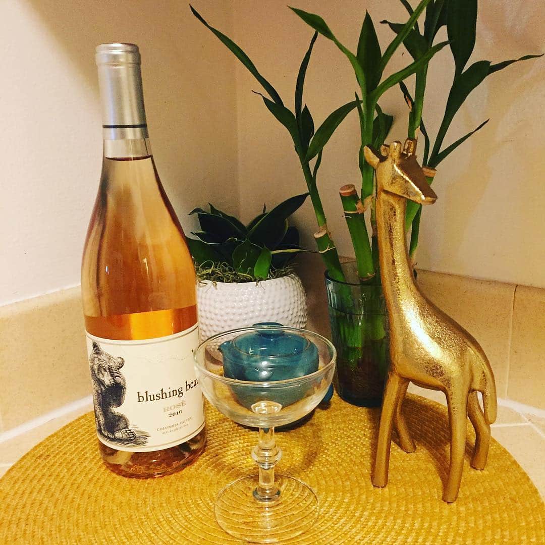 カイル・マクラクランさんのインスタグラム写真 - (カイル・マクラクランInstagram)「A wine so fine even the giraffes love it 🦒 #WineWednesday #PursuedByBearWine | 📷: @ghost_radish」4月17日 22時30分 - kyle_maclachlan