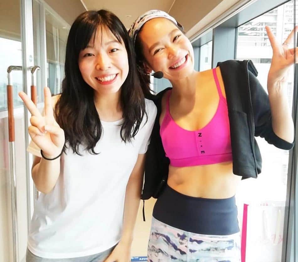 池田莉子さんのインスタグラム写真 - (池田莉子Instagram)「名古屋ゲートタワーモール🐋﻿ Coqul RENAISSANCE × NERGY ﻿ ヘルシーアロマヨガをさせて頂きました。﻿ ﻿ 春を感じるアロマをオリジナルで作ってレッスンで﻿ 使わせて頂きました✨✨﻿ 作り方や、ブレンドの質問を沢山して下さって﻿ 嬉しかったです！！﻿ ﻿ ヨガレッスンの後はNERGYのウェアが当たる﻿ スペシャルな抽選会🛍﻿ 当たった方本当におめでとうございます🎉﻿ ﻿ 今回仕事で朝ヨガに来られなかったという方が﻿ わざわざ、お仕事前に会いに来て下さってとても﻿ びっくり。。﻿ 遠方から来て頂いたりショップで待ってて下さって﻿ お話したり、本当に嬉しいです。﻿ 温かい名古屋のみなさま有難うございました💕﻿ ﻿ ﻿ また来月もゲートタワーへ行きます😙﻿ 名古屋のおすすめあれば是非教えて下さい！！﻿ ﻿ #nergyjapan #morningyoga﻿﻿ #nagoya #aroma﻿ #名古屋ゲートタワーモール #ナージー #ナイキ #朝ヨガ﻿ #名古屋 #アロマヨガ #ヘルシー #アロマ」4月17日 22時32分 - ricoikeda