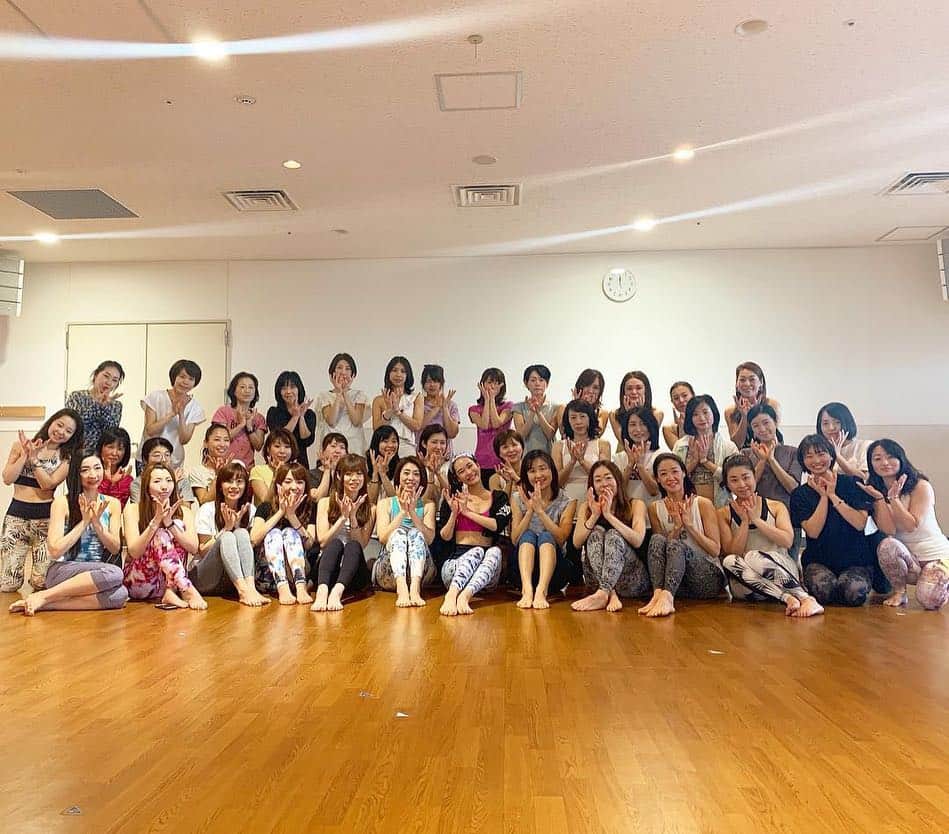 池田莉子さんのインスタグラム写真 - (池田莉子Instagram)「名古屋ゲートタワーモール🐋﻿ Coqul RENAISSANCE × NERGY ﻿ ヘルシーアロマヨガをさせて頂きました。﻿ ﻿ 春を感じるアロマをオリジナルで作ってレッスンで﻿ 使わせて頂きました✨✨﻿ 作り方や、ブレンドの質問を沢山して下さって﻿ 嬉しかったです！！﻿ ﻿ ヨガレッスンの後はNERGYのウェアが当たる﻿ スペシャルな抽選会🛍﻿ 当たった方本当におめでとうございます🎉﻿ ﻿ 今回仕事で朝ヨガに来られなかったという方が﻿ わざわざ、お仕事前に会いに来て下さってとても﻿ びっくり。。﻿ 遠方から来て頂いたりショップで待ってて下さって﻿ お話したり、本当に嬉しいです。﻿ 温かい名古屋のみなさま有難うございました💕﻿ ﻿ ﻿ また来月もゲートタワーへ行きます😙﻿ 名古屋のおすすめあれば是非教えて下さい！！﻿ ﻿ #nergyjapan #morningyoga﻿﻿ #nagoya #aroma﻿ #名古屋ゲートタワーモール #ナージー #ナイキ #朝ヨガ﻿ #名古屋 #アロマヨガ #ヘルシー #アロマ」4月17日 22時32分 - ricoikeda