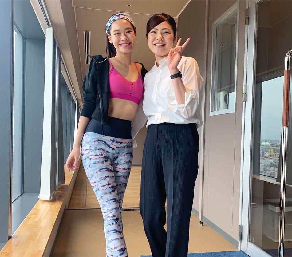 池田莉子さんのインスタグラム写真 - (池田莉子Instagram)「名古屋ゲートタワーモール🐋﻿ Coqul RENAISSANCE × NERGY ﻿ ヘルシーアロマヨガをさせて頂きました。﻿ ﻿ 春を感じるアロマをオリジナルで作ってレッスンで﻿ 使わせて頂きました✨✨﻿ 作り方や、ブレンドの質問を沢山して下さって﻿ 嬉しかったです！！﻿ ﻿ ヨガレッスンの後はNERGYのウェアが当たる﻿ スペシャルな抽選会🛍﻿ 当たった方本当におめでとうございます🎉﻿ ﻿ 今回仕事で朝ヨガに来られなかったという方が﻿ わざわざ、お仕事前に会いに来て下さってとても﻿ びっくり。。﻿ 遠方から来て頂いたりショップで待ってて下さって﻿ お話したり、本当に嬉しいです。﻿ 温かい名古屋のみなさま有難うございました💕﻿ ﻿ ﻿ また来月もゲートタワーへ行きます😙﻿ 名古屋のおすすめあれば是非教えて下さい！！﻿ ﻿ #nergyjapan #morningyoga﻿﻿ #nagoya #aroma﻿ #名古屋ゲートタワーモール #ナージー #ナイキ #朝ヨガ﻿ #名古屋 #アロマヨガ #ヘルシー #アロマ」4月17日 22時32分 - ricoikeda