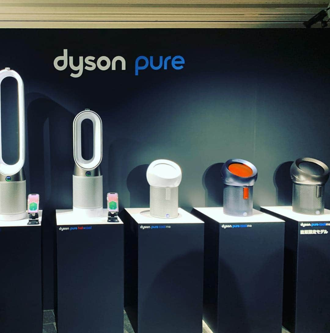 来夏さんのインスタグラム写真 - (来夏Instagram)「#ダイソン 🦋 @dyson pure シリーズの 新製品発表会へ..🌿 あらゆるシーンで使える パーソナル空気清浄ファン dyson pure cool meが新登場✨  360°フィルターで PM0.1の微粒子までも99.95%も除去🌿 清掃された風を涼しく届けてくれる優れもの！  花粉・ハウスダストのアレルギーはもちろん、 大人になって喘息になったから いつも風通しや空気には敏感なので、 必需品になりそう！新居にもぴったりな予感☺️ _ 洗面所・キッチン・玄関・リビング・寝室などにも スタイリッシュなデザインがマッチするから いろんな空間にほしくなりました🦚  #dysonpurecool #dysonpurecoolme  #dysonhome @dysonjapan」4月17日 22時32分 - rairairaika