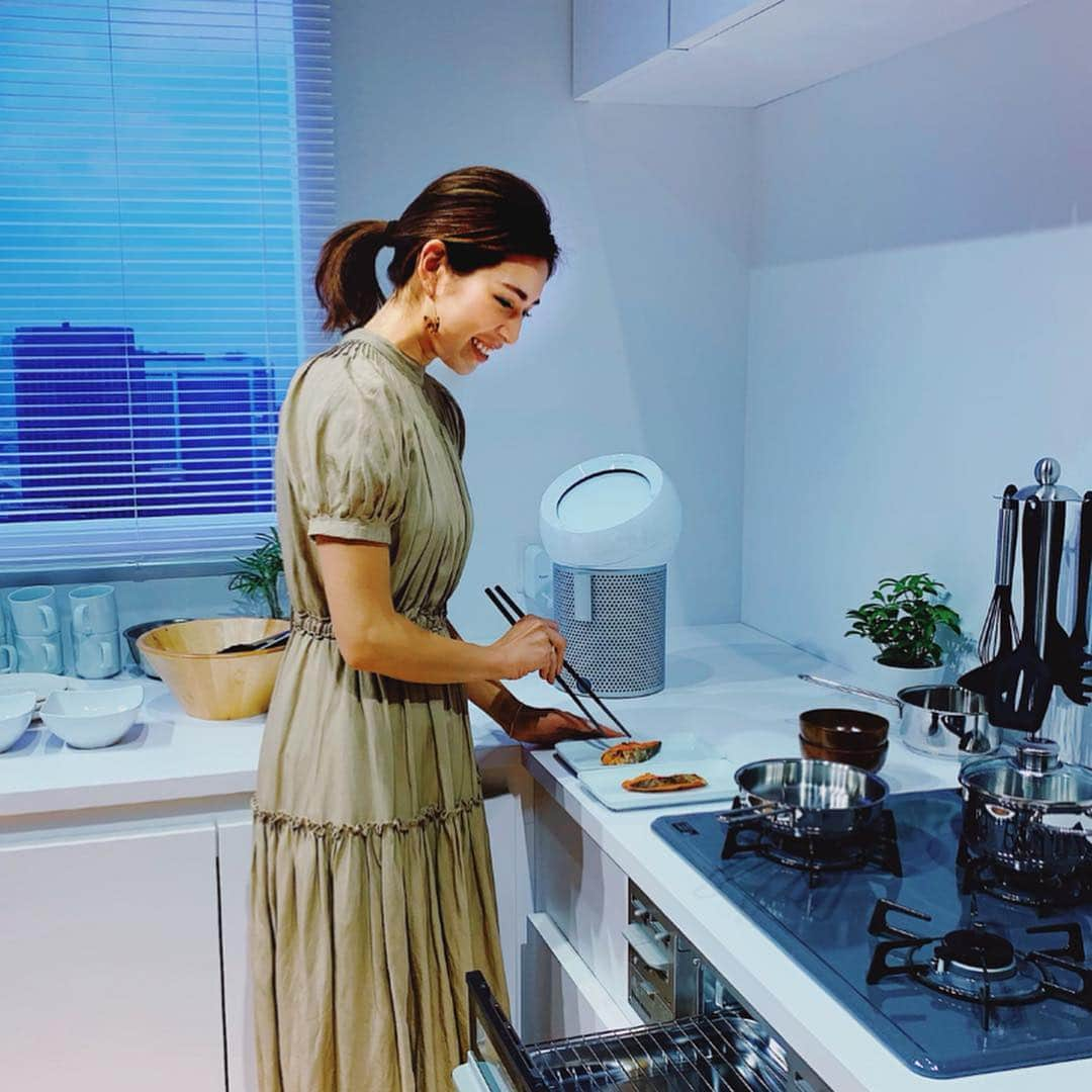 来夏さんのインスタグラム写真 - (来夏Instagram)「#ダイソン 🦋 @dyson pure シリーズの 新製品発表会へ..🌿 あらゆるシーンで使える パーソナル空気清浄ファン dyson pure cool meが新登場✨  360°フィルターで PM0.1の微粒子までも99.95%も除去🌿 清掃された風を涼しく届けてくれる優れもの！  花粉・ハウスダストのアレルギーはもちろん、 大人になって喘息になったから いつも風通しや空気には敏感なので、 必需品になりそう！新居にもぴったりな予感☺️ _ 洗面所・キッチン・玄関・リビング・寝室などにも スタイリッシュなデザインがマッチするから いろんな空間にほしくなりました🦚  #dysonpurecool #dysonpurecoolme  #dysonhome @dysonjapan」4月17日 22時32分 - rairairaika