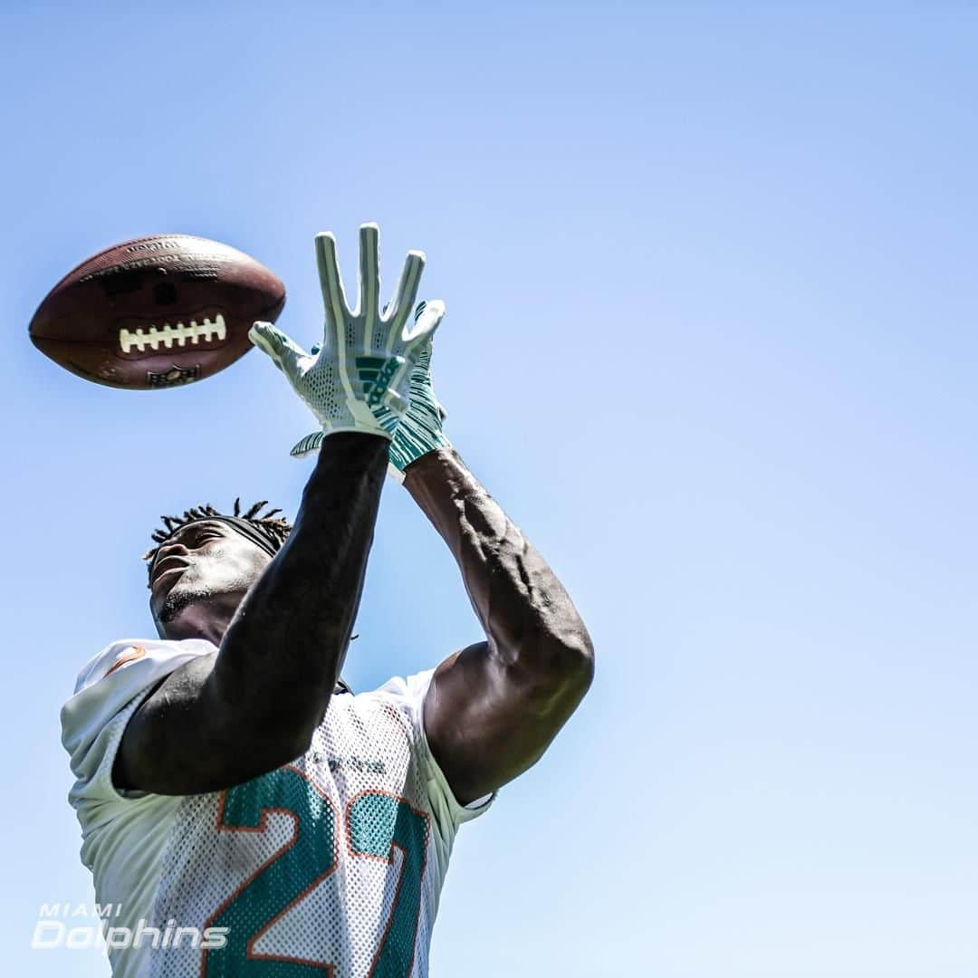 マイアミ・ドルフィンズさんのインスタグラム写真 - (マイアミ・ドルフィンズInstagram)「Another day to get better! #FinsUp」4月17日 22時33分 - miamidolphins