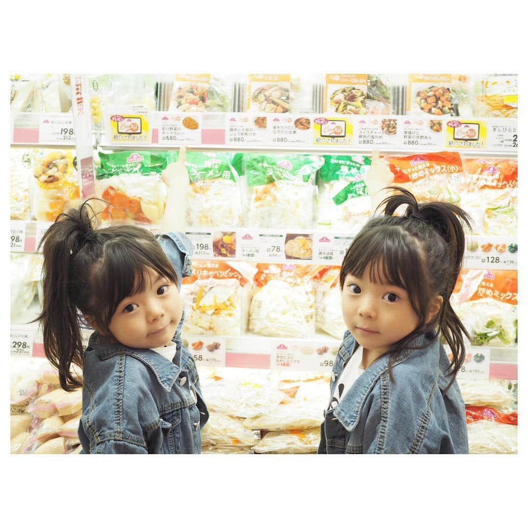 Yukiさんのインスタグラム写真 - (YukiInstagram)「@topvaluofficial は双子ちゃんも好きでいつも長居しちゃう(o^^o)  食べることが大好きなので食材のお買い物も一緒に楽しんでます🥰  3けたの数字にも強くなったり、20円安いねー👀✨と話しながらお買い物することもあります💓  放課後の時間は三姉妹の習い事や、公園遊びもしたいので、あっという間に過ぎちゃう。。 そんな時、イオンさんのトップバリュ クッキットは食材もカットされてて料理の下準備する時間が短縮されてありがたいです💓  家族全員好きな海老🍤のキットを買ってみたのでお料理するのも楽しみです💓 💓  今度は三姉妹にお料理のお手伝いしてもらおうかな(o^^o)💓 #トップバリュ  #クッキット  #CooKit  #PR」4月17日 22時39分 - yukikuu96