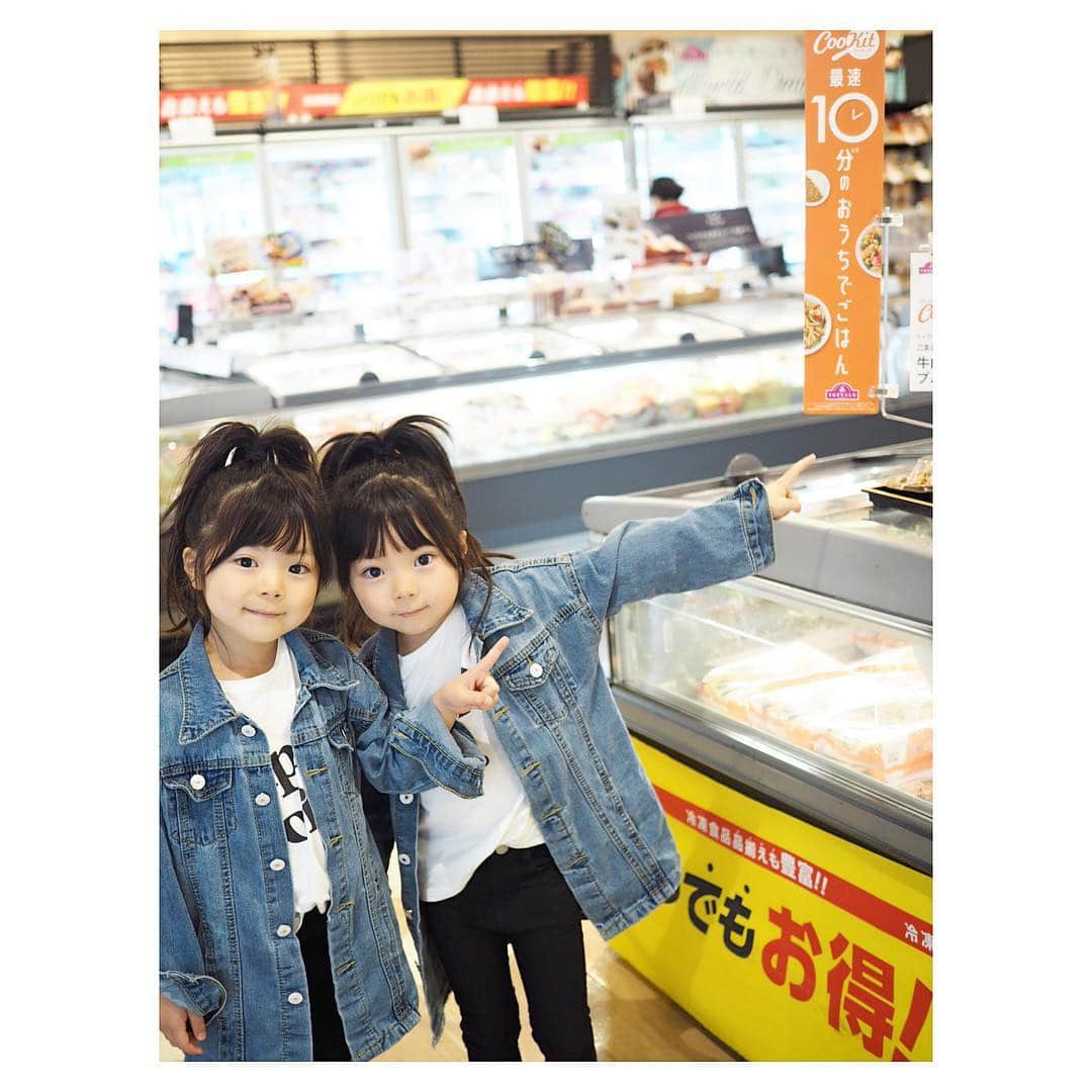 Yukiさんのインスタグラム写真 - (YukiInstagram)「@topvaluofficial は双子ちゃんも好きでいつも長居しちゃう(o^^o)  食べることが大好きなので食材のお買い物も一緒に楽しんでます🥰  3けたの数字にも強くなったり、20円安いねー👀✨と話しながらお買い物することもあります💓  放課後の時間は三姉妹の習い事や、公園遊びもしたいので、あっという間に過ぎちゃう。。 そんな時、イオンさんのトップバリュ クッキットは食材もカットされてて料理の下準備する時間が短縮されてありがたいです💓  家族全員好きな海老🍤のキットを買ってみたのでお料理するのも楽しみです💓 💓  今度は三姉妹にお料理のお手伝いしてもらおうかな(o^^o)💓 #トップバリュ  #クッキット  #CooKit  #PR」4月17日 22時39分 - yukikuu96