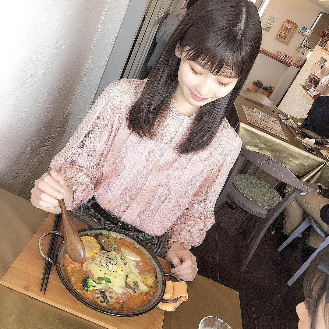 浅井七海さんのインスタグラム写真 - (浅井七海Instagram)「*.﻿ ﻿ 門司港名物の﻿ 焼きカレー🍛！﻿ ﻿ 私はパエリア式焼きカレーっていうのを﻿ 食べました😋🍴💓﻿ ﻿ スパイス要素強めで、﻿ カレー特有の重たさがいい感じに﻿ 取り除かれてて美味しかったなぁ。﻿ ﻿ 野菜たっぷりで最高🍆🍅🌽﻿ ﻿ サラダがザクロドレッシングで﻿ 新鮮でこれもめちゃくちゃ美味しい！﻿ ﻿ ･﻿ ﻿ #門司港 #焼きカレー #プリンセスピピ」4月17日 22時35分 - naamin48_