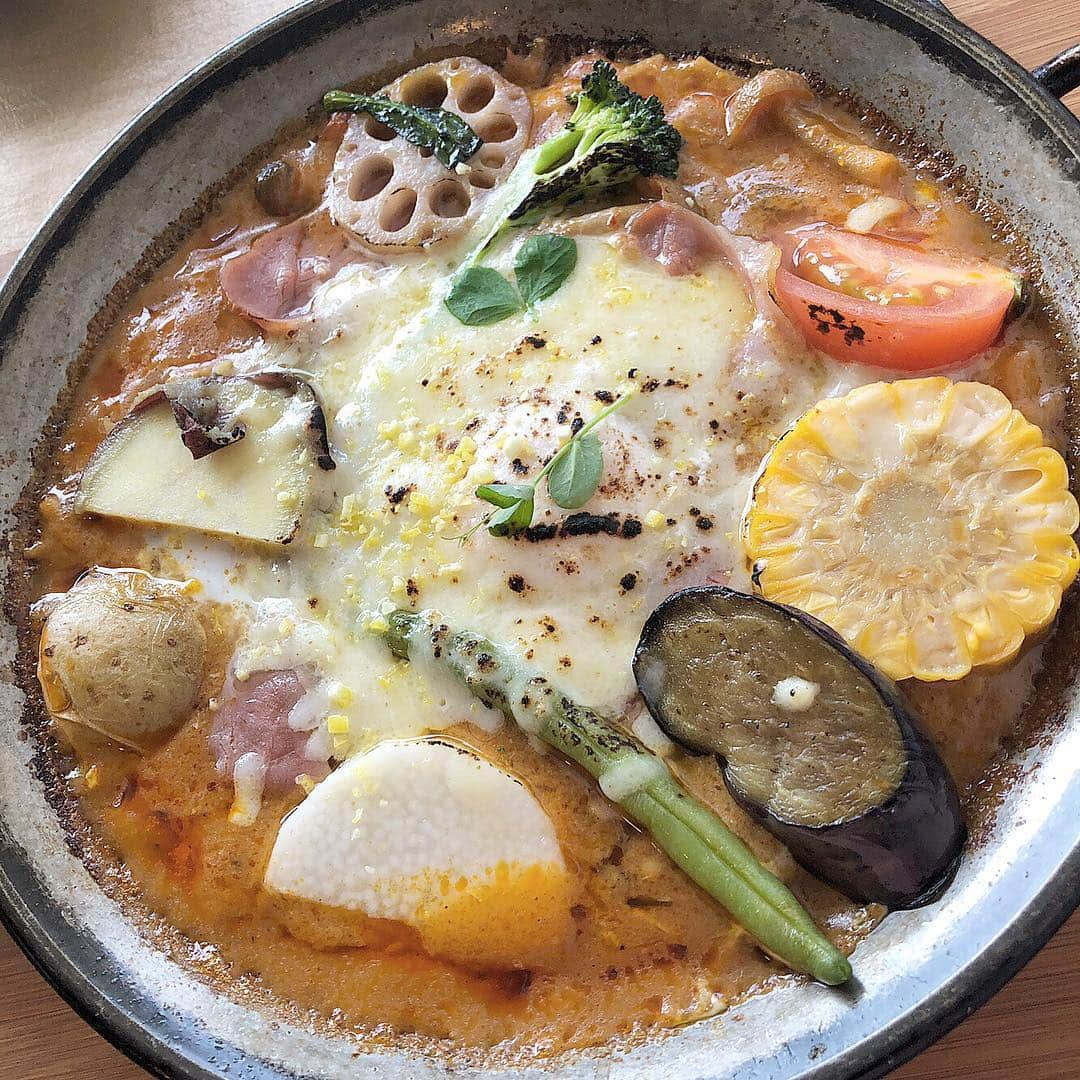 浅井七海さんのインスタグラム写真 - (浅井七海Instagram)「*.﻿ ﻿ 門司港名物の﻿ 焼きカレー🍛！﻿ ﻿ 私はパエリア式焼きカレーっていうのを﻿ 食べました😋🍴💓﻿ ﻿ スパイス要素強めで、﻿ カレー特有の重たさがいい感じに﻿ 取り除かれてて美味しかったなぁ。﻿ ﻿ 野菜たっぷりで最高🍆🍅🌽﻿ ﻿ サラダがザクロドレッシングで﻿ 新鮮でこれもめちゃくちゃ美味しい！﻿ ﻿ ･﻿ ﻿ #門司港 #焼きカレー #プリンセスピピ」4月17日 22時35分 - naamin48_