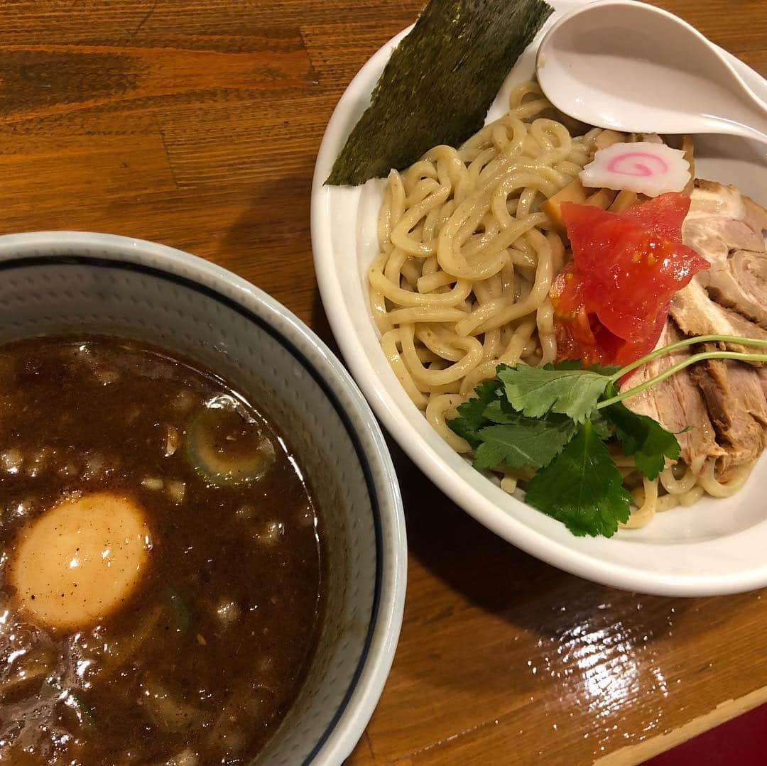 興梠友理さんのインスタグラム写真 - (興梠友理Instagram)「【術後35日目 / 35 days after surgery】 It’s great to have a lot of restaurants and cafes within my recovering leg’s walking distance😋 ・ お久しぶりです、生きていますwww ・ 術後4周目まではリハビリメニューに制限があって、あまり大きな進歩がなかったから、ついつい投稿から遠ざかっていました😅 ・ 写真は最近食べたものばっかりwww ・ でも、退院してからも週2でリハビリには通っているし、許可されてる自主トレメニューは毎日欠かさずやっています😤そして、在宅で仕事もやってます✨ ・ ここ1週間でやっと低い段差の階段を上まで登れるようになったし(外出時はもちろん装具つき)、昨日初めてヒップリフトもできたし(装具なし)、ちょっとずつだけどできることが増えてきて地味に嬉しい😊 ・ 傷口も個人的にはかなり綺麗になってきた気がする✨(最後の写真。全くグロはないけど苦手な人は見ないでください🙇‍♀️写真に映っているの以外で、膝の左右にあと2つずつ小さい傷があります。なので計8つ。） ・ 退院する時点で傷口はほぼ綺麗に塞がってたから湯船の許可はもらってたけど、ビビリだから最近やっと解禁✨www ・ 私の場合は断裂した4つの靭帯のうち、2つは自己修復に任せてる分、あせらず・がんばりすぎず・でもコツコツと…がリハビリのテーマですね😅 ・ 今はまだ混んでる電車に乗れなくて隣駅までがメンタルの限界だけど、今月中にはもう少し遠くまで行きたいなぁ…🙄 ・ #努力は絶対裏切らない #ろぎ子の復活までの記録 #膝脱臼 #複合靭帯損傷 #前十字靭帯断裂 (ACL) #後十字靭帯断裂 (PCL) #内側側副靱帯断裂 (MCL) #内側膝蓋大腿靭帯断裂 (MPFL)  #前十字靭帯再建 #後十字靭帯再建 #半月板縫合 #半月板部分切除 #nevergiveup #roadtorecovery #kneeinjury #kneeinjuryrecovery #kneeinjuryrehab #multipleligamenttears #aclrecovery」4月17日 22時36分 - yuri_rogi