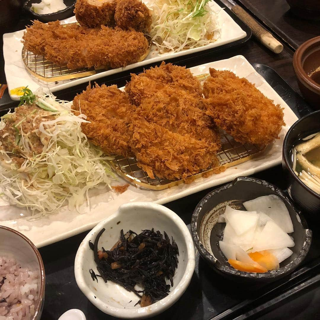 興梠友理さんのインスタグラム写真 - (興梠友理Instagram)「【術後35日目 / 35 days after surgery】 It’s great to have a lot of restaurants and cafes within my recovering leg’s walking distance😋 ・ お久しぶりです、生きていますwww ・ 術後4周目まではリハビリメニューに制限があって、あまり大きな進歩がなかったから、ついつい投稿から遠ざかっていました😅 ・ 写真は最近食べたものばっかりwww ・ でも、退院してからも週2でリハビリには通っているし、許可されてる自主トレメニューは毎日欠かさずやっています😤そして、在宅で仕事もやってます✨ ・ ここ1週間でやっと低い段差の階段を上まで登れるようになったし(外出時はもちろん装具つき)、昨日初めてヒップリフトもできたし(装具なし)、ちょっとずつだけどできることが増えてきて地味に嬉しい😊 ・ 傷口も個人的にはかなり綺麗になってきた気がする✨(最後の写真。全くグロはないけど苦手な人は見ないでください🙇‍♀️写真に映っているの以外で、膝の左右にあと2つずつ小さい傷があります。なので計8つ。） ・ 退院する時点で傷口はほぼ綺麗に塞がってたから湯船の許可はもらってたけど、ビビリだから最近やっと解禁✨www ・ 私の場合は断裂した4つの靭帯のうち、2つは自己修復に任せてる分、あせらず・がんばりすぎず・でもコツコツと…がリハビリのテーマですね😅 ・ 今はまだ混んでる電車に乗れなくて隣駅までがメンタルの限界だけど、今月中にはもう少し遠くまで行きたいなぁ…🙄 ・ #努力は絶対裏切らない #ろぎ子の復活までの記録 #膝脱臼 #複合靭帯損傷 #前十字靭帯断裂 (ACL) #後十字靭帯断裂 (PCL) #内側側副靱帯断裂 (MCL) #内側膝蓋大腿靭帯断裂 (MPFL)  #前十字靭帯再建 #後十字靭帯再建 #半月板縫合 #半月板部分切除 #nevergiveup #roadtorecovery #kneeinjury #kneeinjuryrecovery #kneeinjuryrehab #multipleligamenttears #aclrecovery」4月17日 22時36分 - yuri_rogi