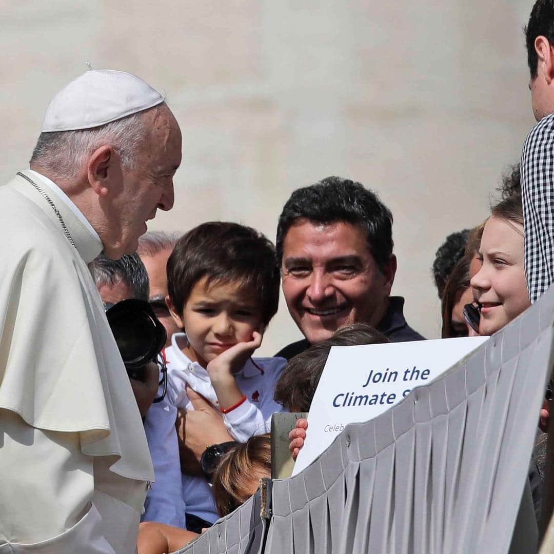 CNNさんのインスタグラム写真 - (CNNInstagram)「Teen climate activist Greta Thunberg met Pope Francis at the Vatican on Wednesday, carrying a sign that read: "Join the Climate Strike." A day earlier, the 16-year-old Swede scolded European Union leaders for spending their time "arguing about taxes or Brexit" in the face of a growing climate crisis. For more, go follow @cnnclimate. (📸: Gregorio Borgia/AP and Alessandra Tarantino/AP)」4月17日 22時37分 - cnn