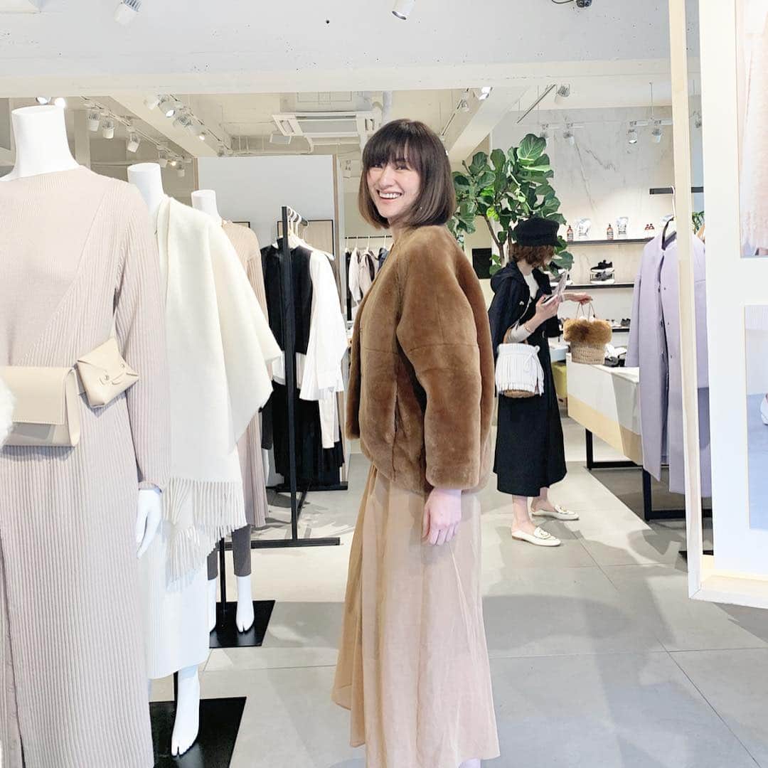 前田ゆかのインスタグラム：「@elendeek  2019A/W EXHIBITION  ニットを重ねたり、外したり 自由自在にスタイリングの 気分だけはもう秋！  コートは毎年注目アイテムなんです。 今年はカーキに決定✨ エレンディークの展示会へ行くと必ず誰かに会えるからそれもまた楽しみ✨  #エレンディーク  #elendeek  #coordinate #ootd」
