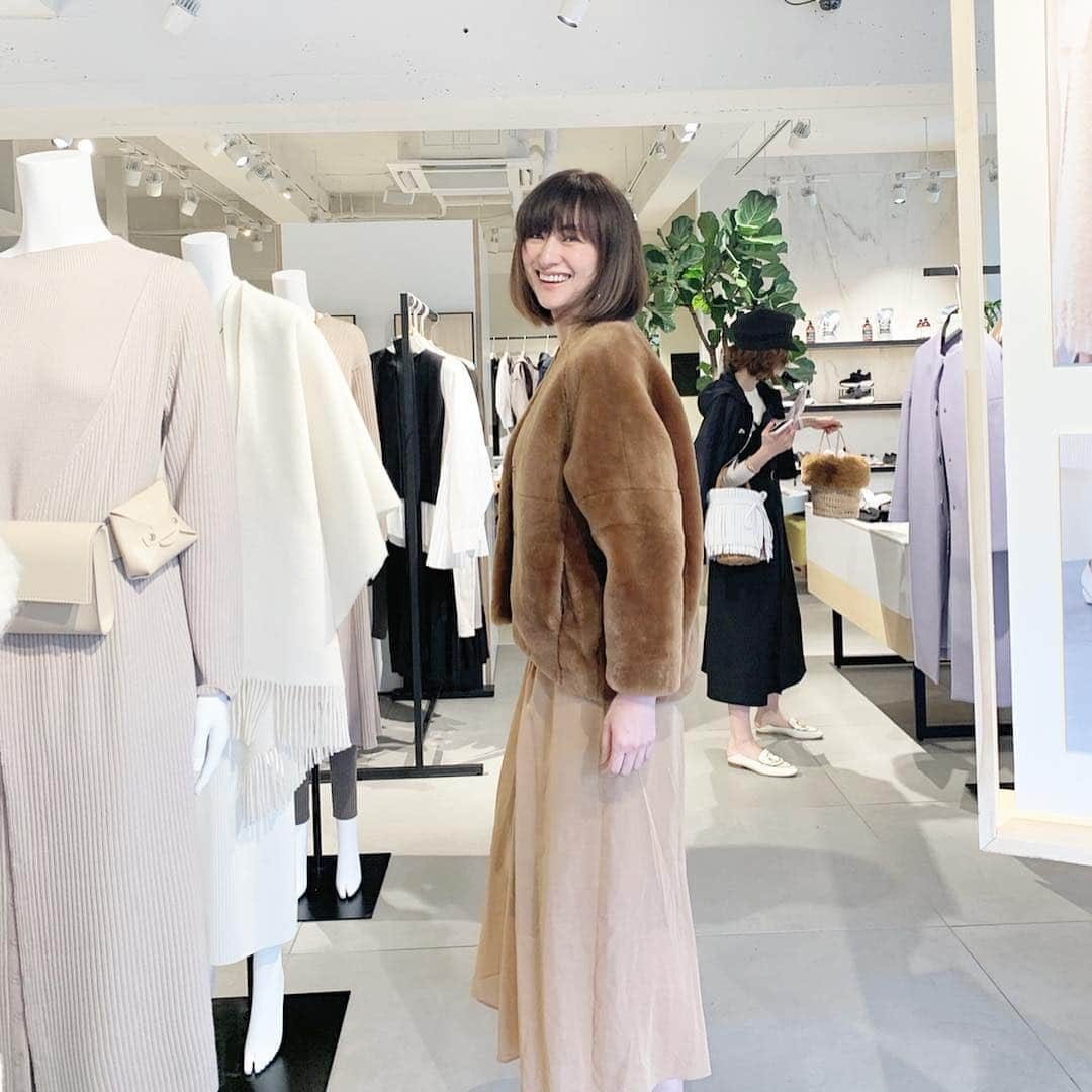 前田ゆかさんのインスタグラム写真 - (前田ゆかInstagram)「@elendeek  2019A/W EXHIBITION  ニットを重ねたり、外したり 自由自在にスタイリングの 気分だけはもう秋！  コートは毎年注目アイテムなんです。 今年はカーキに決定✨ エレンディークの展示会へ行くと必ず誰かに会えるからそれもまた楽しみ✨  #エレンディーク  #elendeek  #coordinate #ootd」4月17日 22時46分 - maeyuka