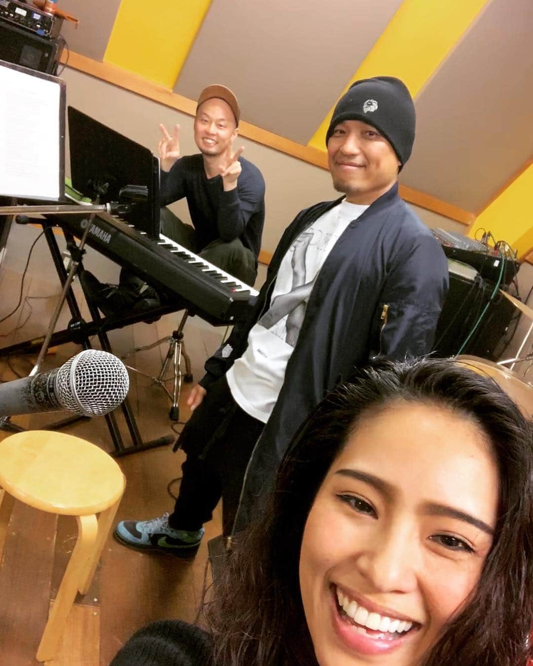 HI-Dさんのインスタグラム写真 - (HI-DInstagram)「今日は日曜日4/21に開催するLUXURY GROOVEのリハーサルしてきたよ。 今回は @zeal310 とだからデュエットのR&B名曲をセレクト。 吉祥寺だったから毎日50mくらい行列ができる名物のメンチカツを食べたよ。 #吉祥寺 #リハーサル #LUXURYGROOVE #meajyu #hid #singer #duet #live #サトウのメンチカツ #ローカルグルメ #差し入れ #juicy #ジューシー」4月17日 22時40分 - hid_hideo_jp_suomi