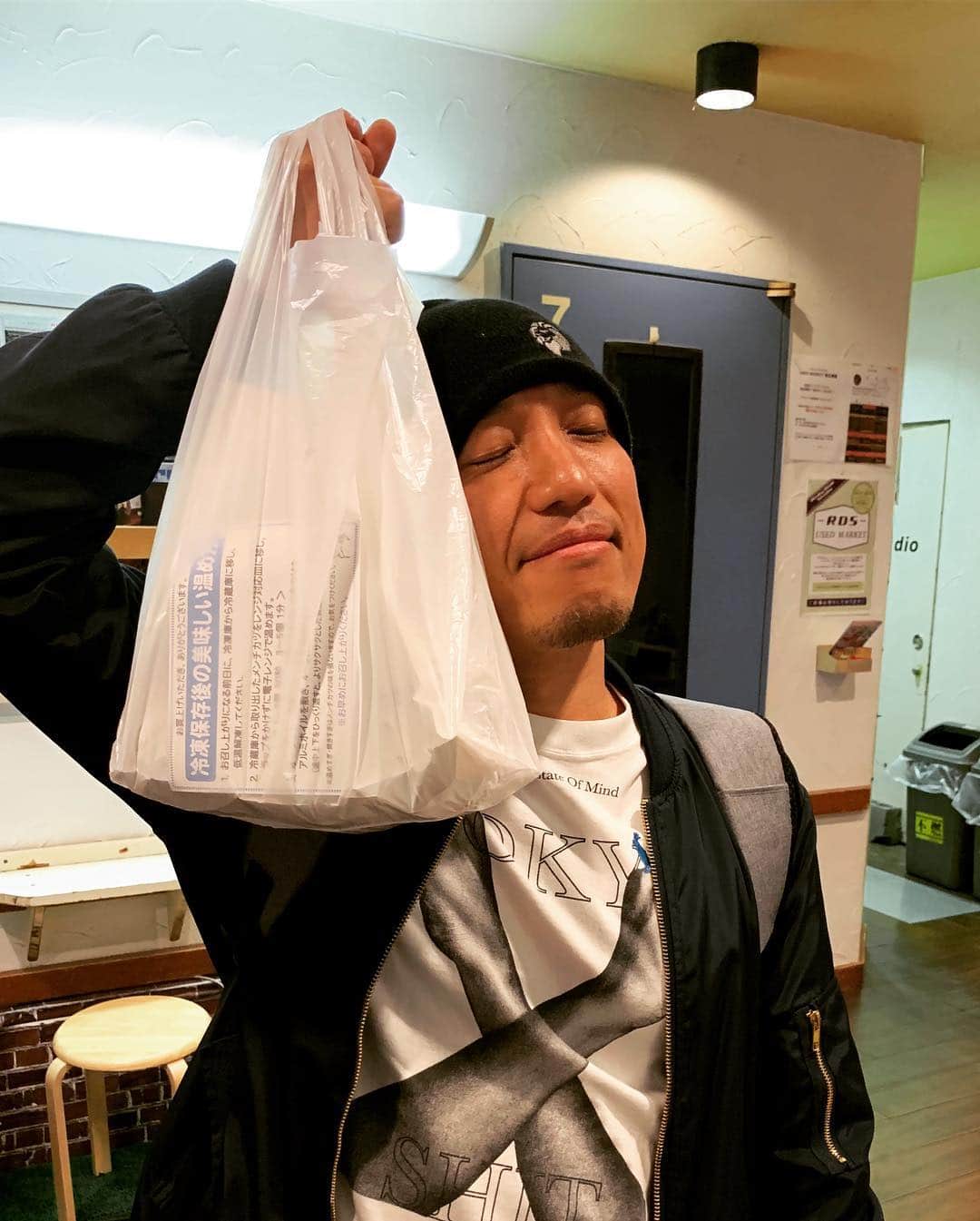 HI-Dさんのインスタグラム写真 - (HI-DInstagram)「今日は日曜日4/21に開催するLUXURY GROOVEのリハーサルしてきたよ。 今回は @zeal310 とだからデュエットのR&B名曲をセレクト。 吉祥寺だったから毎日50mくらい行列ができる名物のメンチカツを食べたよ。 #吉祥寺 #リハーサル #LUXURYGROOVE #meajyu #hid #singer #duet #live #サトウのメンチカツ #ローカルグルメ #差し入れ #juicy #ジューシー」4月17日 22時40分 - hid_hideo_jp_suomi
