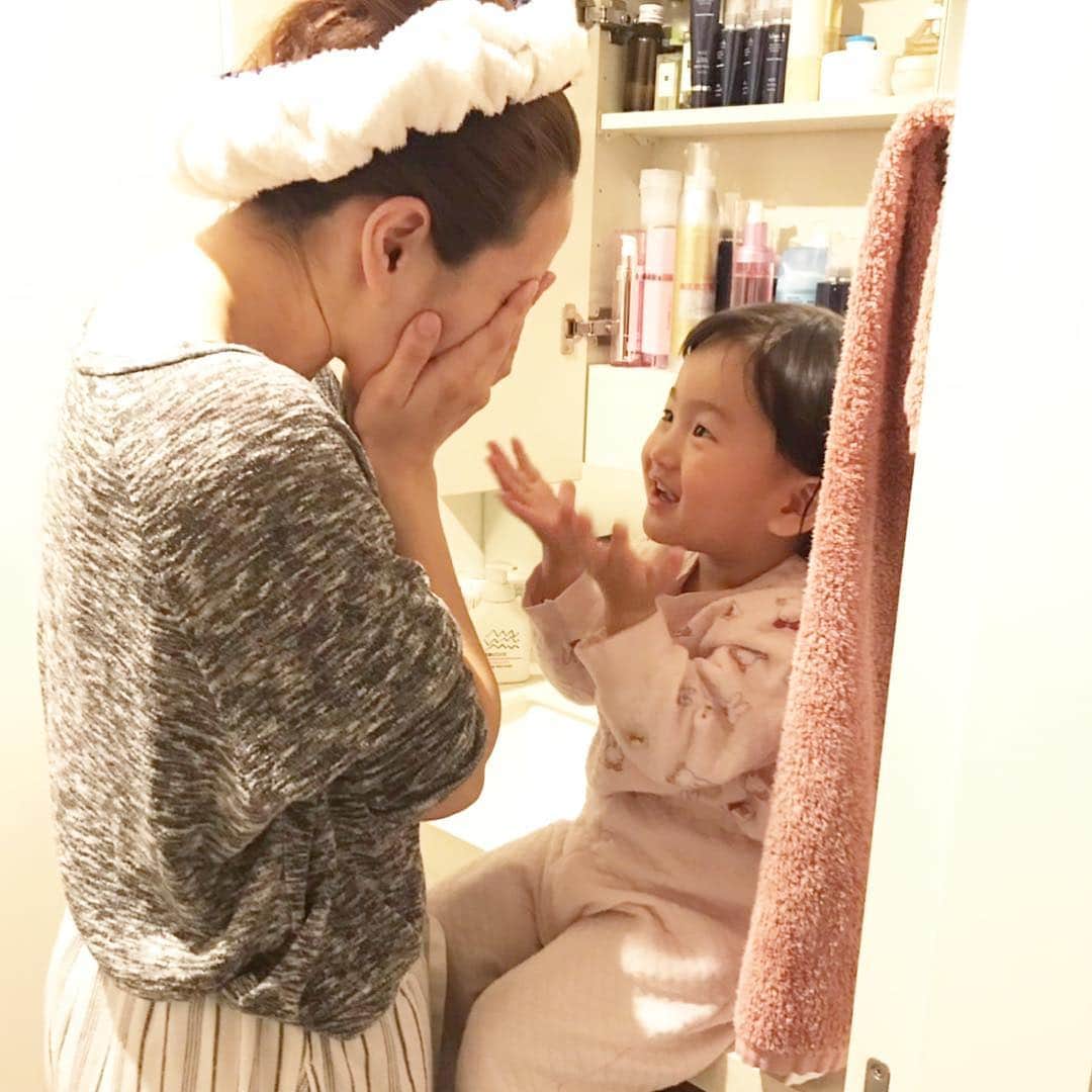 秋定麻紀子さんのインスタグラム写真 - (秋定麻紀子Instagram)「ママの真似するお年頃。 綺麗になってくださいね。 #真似っこ #ママの真似 #2歳3ヶ月 #2歳 #女の子 #子育て #化粧水 #スキンケア」4月17日 22時45分 - makiakisada