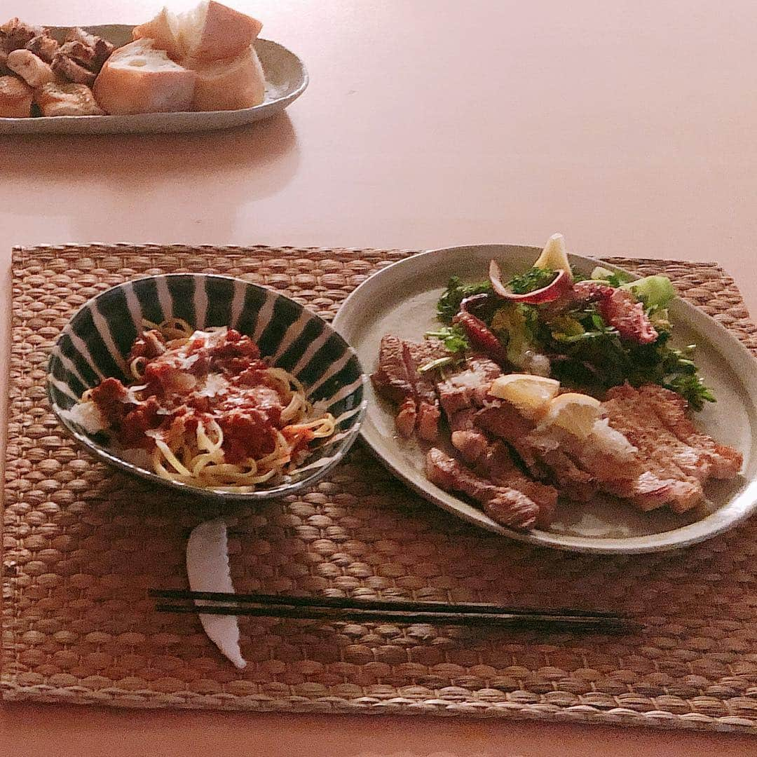 RIKACOさんのインスタグラム写真 - (RIKACOInstagram)「バタバタでちゃんと撮れなかった😅息子の夕飯😄 ポークをオリーブ油、レモン、ソルト、ペッパー、ハーブで３０分漬け込んで！焼く！ サラダはブロッコリー、クレソン、ブラットオレンジ🍊ドレッシングはシンプルにオリーブ油とワインビネガー、ガーリックをすって！ポークの上には玉ねぎとレモンを🍋オリーブ油で漬け込んだヤツ😊 パスタはポークのミートソースを生のリングイネで😊 #rikacotable  #おうちごはん  #❤️ #rikaco_fashion」4月17日 22時46分 - rikaco_official