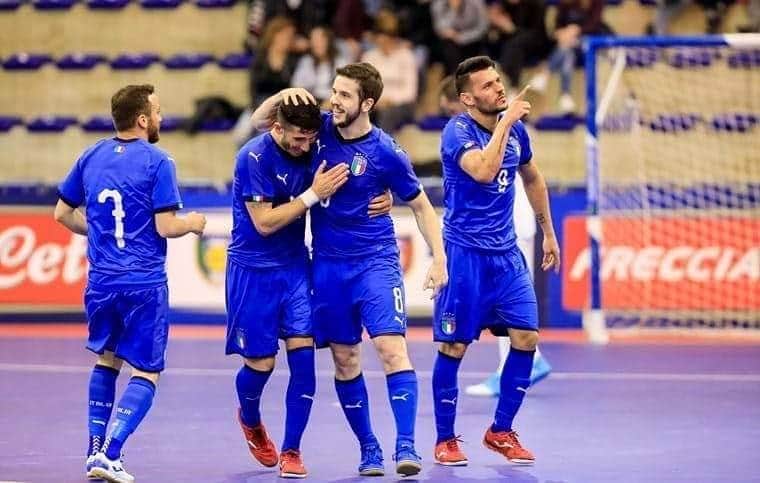 サッカーイタリア代表さんのインスタグラム写真 - (サッカーイタリア代表Instagram)「#Nazionale #Futsal⚽️ Che grinta gli #Azzurri! A Pescara l'#Italia🇮🇹 chiude battendo la Bosnia🇧🇦 3-2 in rimonta . L'Italia chiude con un successo la tre giorni di Pescara. La squadra di Musti soffre, fatica, va sotto due volte, ma si impone grazie alla doppietta di Marcelinho . . #VivoAzzurro」4月17日 22時46分 - azzurri