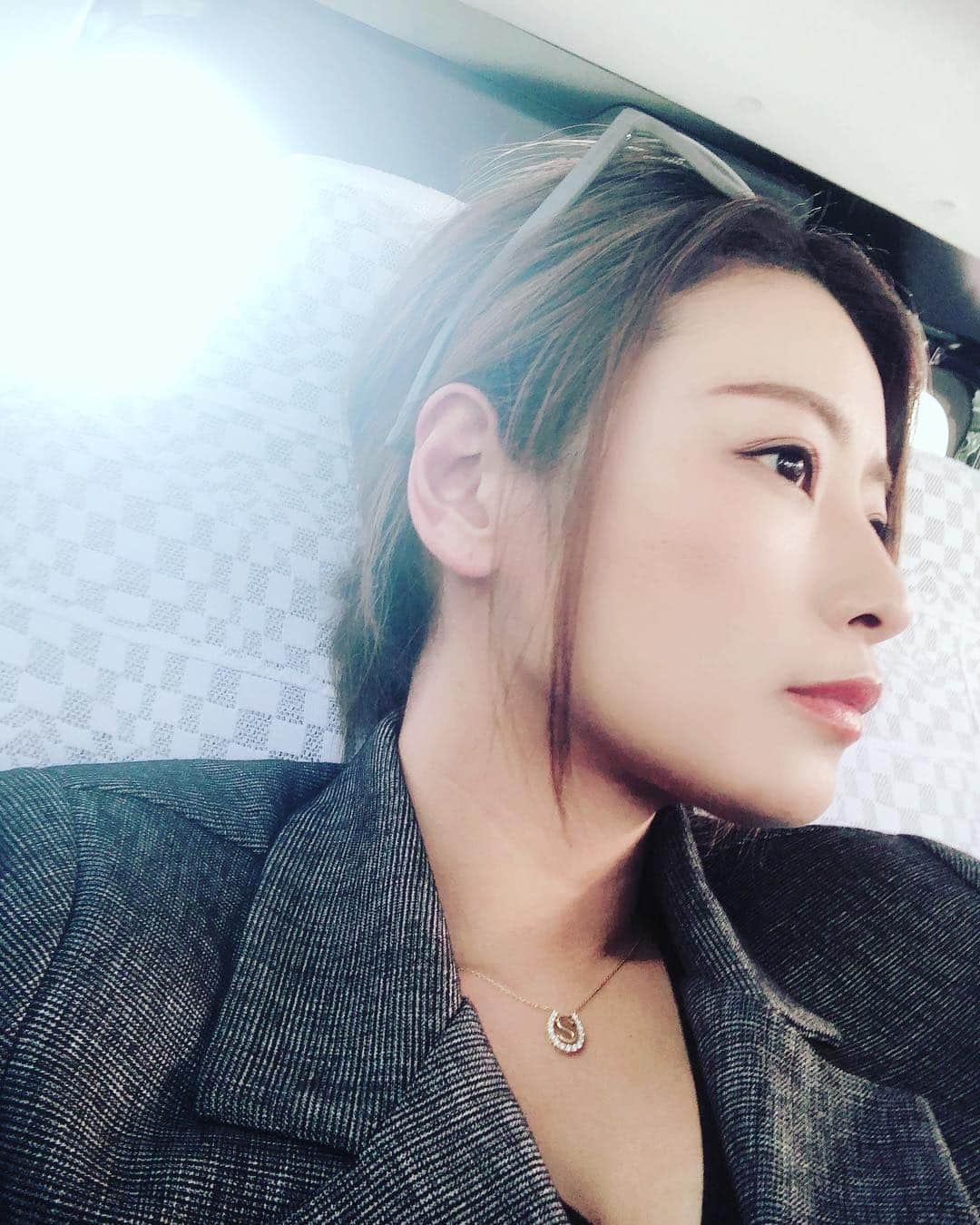 彩海のインスタグラム：「. . 上野千鶴子さんの 東大入学式祝辞で思う事は 様々だと思うけど。 . 少なくともこの社会の最前線で オトコに紛れながら 必死にがむしゃらに 働く貴女には響いたんじゃないだろうか。 私は、グッサリやられました。 . 組織に属するオンナだから 管理職を担うオンナだから 男性ばかりの自動車業界で 戦い続けるオンナだから…こそ 響いたのかもしれないけど。 . 入社当時4年前。 30歳だった私は とにかく結果を残さなければ。 と感じ取ってた。 . オンナだから〜 気に入られてるから〜 媚び売ってるから〜 . そんな風にしか私を攻撃できない 男性社員には結果で示すしかなかったし . “結果”を突きつけなければ 時代遅れの女性卑下文化が染み付いた おっさん達を打ちのめすことなんて できなかったと思う。 . . 日本社会は働く女性が生きにくい。 こんな風に1個人がピーピー言っても 私が引退する30年後でも 大して現状変わってないとも思う。 . . だけど 将来はどんな形でもいいから 働く女性をサポートできる活動がしたいと 強く思っているのでいつか実現させる。 . . あぁ、今日も疲れすぎて帰ってきたら 冷凍してたシチューをチンしてビール飲んでるだけだし PC見すぎて頭痛で家事もなんにもやりたくない。 . 忙しすぎて化粧直しなんてしたことないし、 もはやトイレ行くのも忘れる日常。 . だけど なりふり構わず120%で毎日仕事したい。 そして、その振り切ってる全力投球がすき。w . . . さて、ゆっくりお風呂に浸かってゆっくり寝ます。笑 . . . . . .  #ブログみたいになってもーた #あたま働かん #女性にしかわからない辛さもある #生理痛だけではない #はたらく女子」
