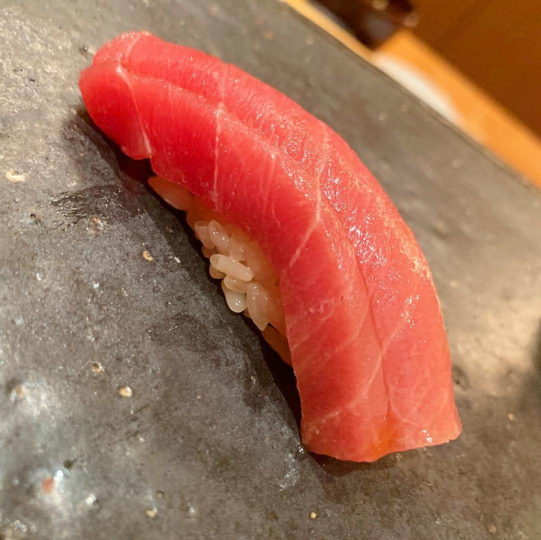 伊東亜梨沙さんのインスタグラム写真 - (伊東亜梨沙Instagram)「初めての大地へ🍣 んもぅびっくりするくらい美味しかった🥺 特にマグロ🐟噛めば噛むほど旨味が...👄 お鮨食べてる時が1番幸せ✨ . . #鮨 #お寿司 #鮨大地 #fendi #フェンディ」4月17日 13時55分 - arisa__917m