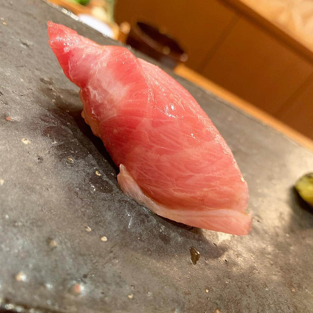 伊東亜梨沙さんのインスタグラム写真 - (伊東亜梨沙Instagram)「初めての大地へ🍣 んもぅびっくりするくらい美味しかった🥺 特にマグロ🐟噛めば噛むほど旨味が...👄 お鮨食べてる時が1番幸せ✨ . . #鮨 #お寿司 #鮨大地 #fendi #フェンディ」4月17日 13時55分 - arisa__917m