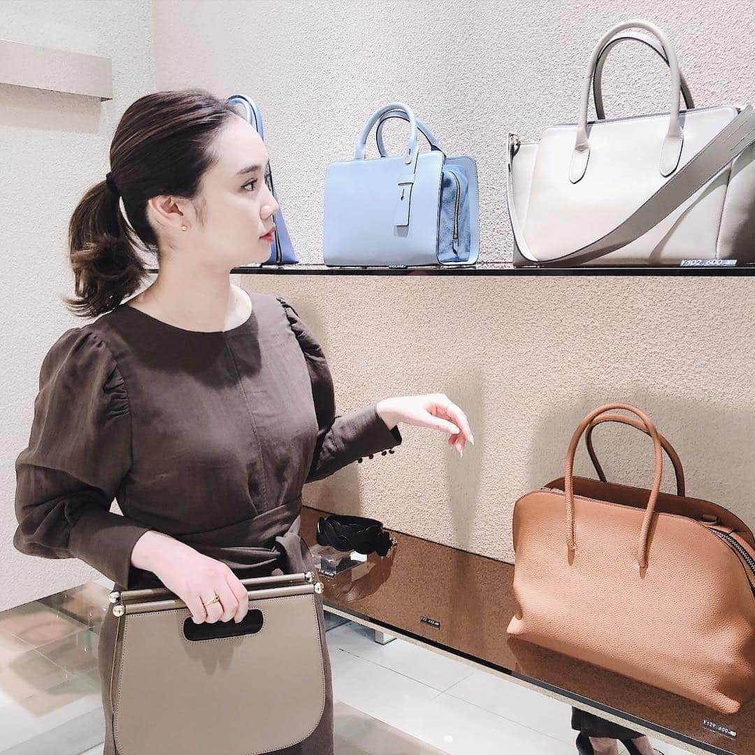 西本早希さんのインスタグラム写真 - (西本早希Instagram)「・ @epoi_official のお店で新しい鞄を 👜! 日本の職人さんによるmade in japan 🇯🇵 で お上品な雰囲気が 今の気分 !  1枚目のと悩んだ末に  2枚目のベーシックな鞄を ♡  カラーものも可愛かったけど 結局 黒 😂! #epoi #エポイ」4月17日 13時48分 - saki1022