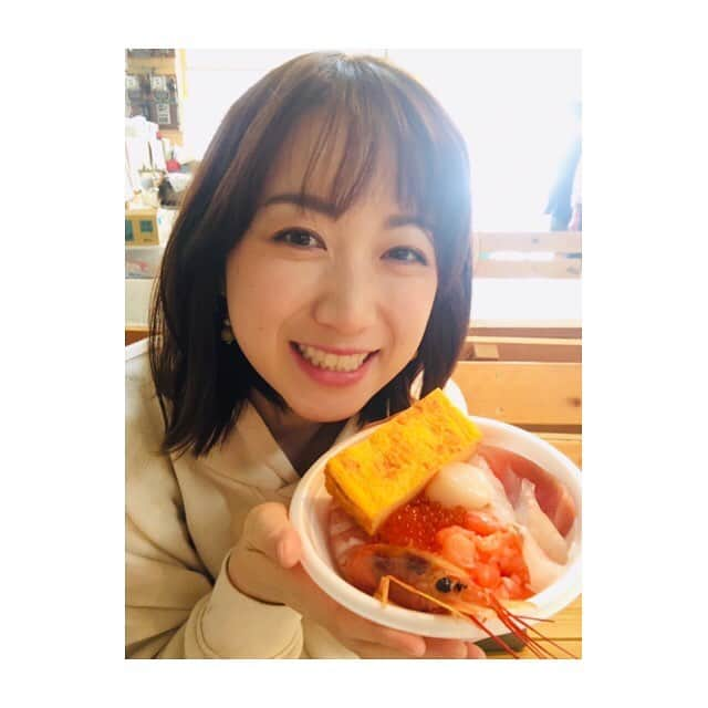 上山真未さんのインスタグラム写真 - (上山真未Instagram)「週末は青森旅に！上山おすすめグルメを紹介します🍴✨ * 自分で具材を選んでオリジナル海鮮丼を楽しみました♪好きなものだけ食べられるなんて…贅沢でした😋💕 * りんごのスイーツもたくさんありました🍎こちらは焼きリンゴのアイスクリームのせ🍨美味しかった〜❤️ #青森  #街を歩くと  #ねぶた、りんご、ねぶた、りんご… そして、 #のっけ丼  #つぎはどこにいこうかな  #上山真未」4月17日 13時51分 - ueyama_mami