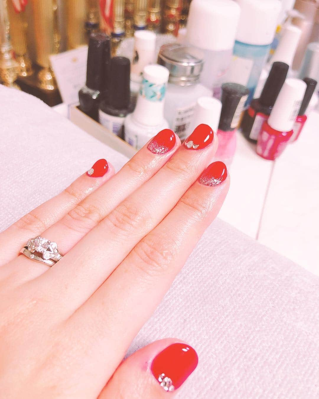 沖田杏梨さんのインスタグラム写真 - (沖田杏梨Instagram)「Candy Red nail❤️💅🏼✨ 明日のライブの為🎼.•*¨*•.¸¸🎶 #Anriokita #nailart #rednail #simple」4月17日 13時53分 - anri_okita