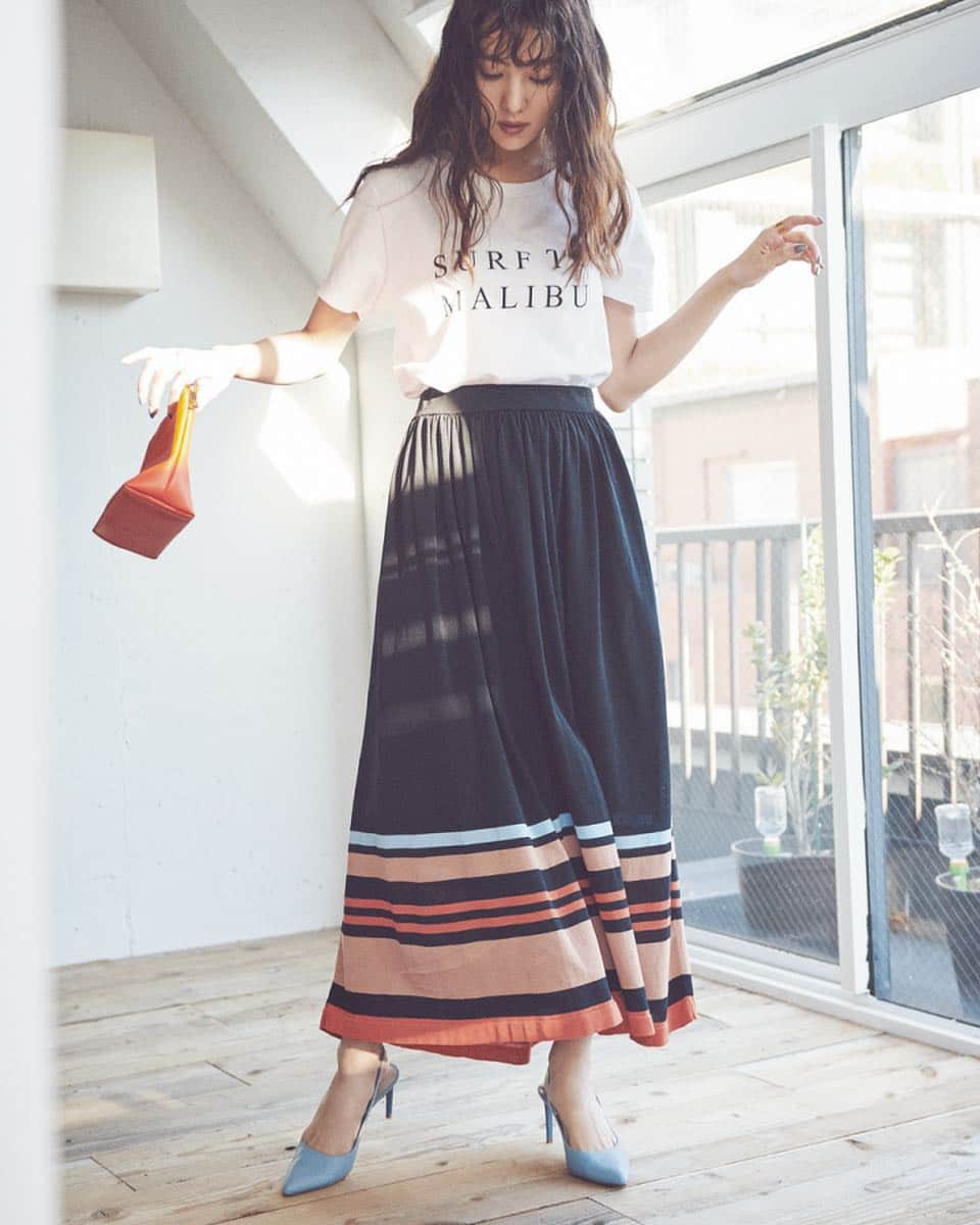 cancam_fashionのインスタグラム：「4月17日、今日の東京は曇り時々晴れ。最高気温21度、最低気温11度の予報です（気象庁調べ）。 一枚でおしゃれっぽいロゴTシャツは、気温が上がる今日のコーデにもしっくり。きれいめなマルチボーダー柄のスカートを合わせて、周りと差がつく春コーデを楽しんで♪ ・ コーデの詳細はプロフィールのURLからcheck✔️ . #cancam #cancamfashion #石川恋 #今日のコーデ  #ロゴt #スカート #ootd #ootdfashion」