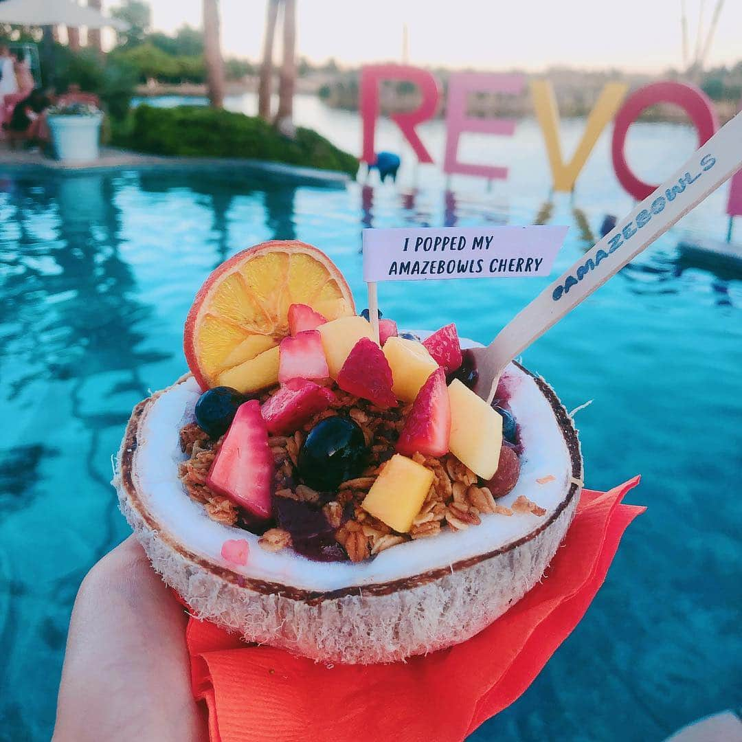 ポニーさんのインスタグラム写真 - (ポニーInstagram)「. 🥥🍊🍓🎶 . . @revolve @revolvebeauty #REVOLVEfestival」4月17日 13時55分 - ponysmakeup