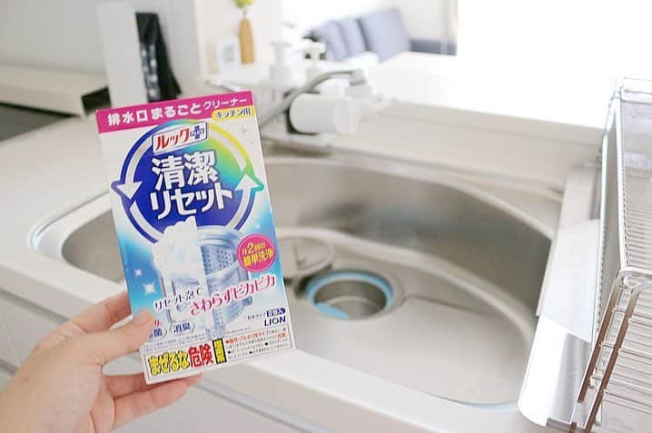 【公式】ルック 防カビくん煙剤さんのインスタグラム写真 - (【公式】ルック 防カビくん煙剤Instagram)「. 引っ越してから思うことの一つに、 「キッチンを綺麗に保ちたい」という気持ちがありますよね？ . そんな時は・・ #清潔リセット を継続的に使って是非キレイキープしてください!! . #ルックプラスでゆとりプラス プレゼントキャンペーン実施中 6/15（土）まで、 あなたのゆとり時間写真の投稿で抽選で 『ゆとりグッズ』をプレゼント！ . 詳細はアカウントページを ご覧ください!! . #がんばらなくてもキレイ #ルックプラス #掃除記録 #シンプルライフ #シンプルな暮らし #丁寧に暮らす #リセット #お風呂 #バスルーム #お風呂掃除 #片付け #掃除 #賃貸 #賃貸マンション #ふたり暮らし #主婦 #主夫」4月17日 13時58分 - look.plus_official