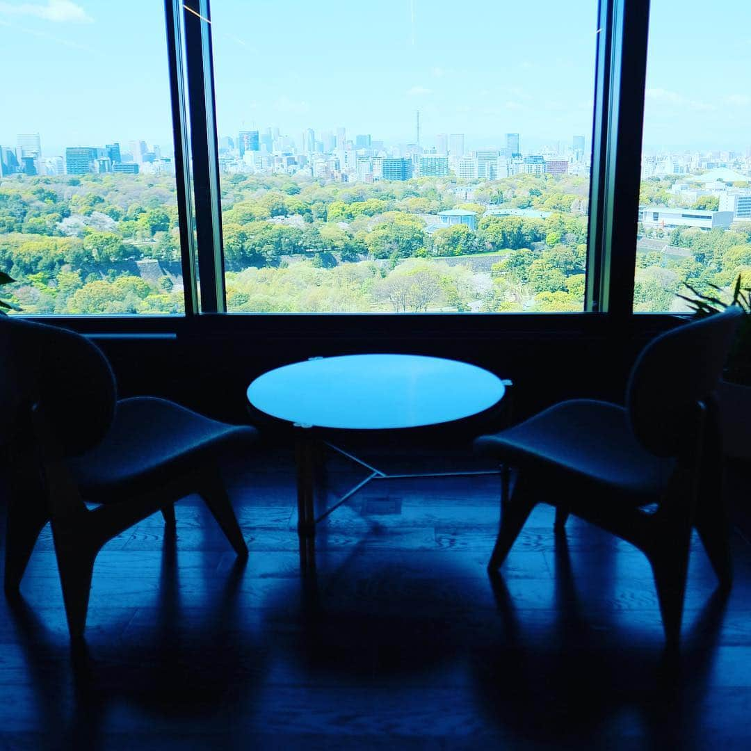 松村太郎さんのインスタグラム写真 - (松村太郎Instagram)「@SlackHQ’s CEO Stewart Butterfield introduced their new #Tokyo #Office in #Otemachi, the traditional business area located in very center of Tokyo. The office is designed by #SupporseDesignOffice operated by #MakotoTanijiri and #AiYoshida. They created beautiful community space using traditional Japanese-style architectures like #Engawa or #Shikkui walls.  #東京 #大手町  #仕事場 #デザイン #オフィス #縁側 #fujifilm #fujifilm_xseries」4月17日 14時00分 - taromatsumura