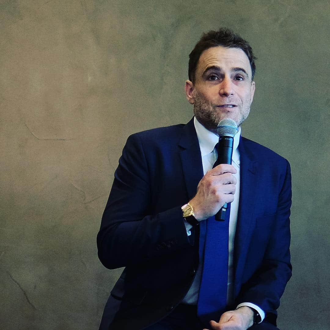 松村太郎さんのインスタグラム写真 - (松村太郎Instagram)「@SlackHQ’s CEO Stewart Butterfield introduced their new #Tokyo #Office in #Otemachi, the traditional business area located in very center of Tokyo. The office is designed by #SupporseDesignOffice operated by #MakotoTanijiri and #AiYoshida. They created beautiful community space using traditional Japanese-style architectures like #Engawa or #Shikkui walls.  #東京 #大手町  #仕事場 #デザイン #オフィス #縁側 #fujifilm #fujifilm_xseries」4月17日 14時00分 - taromatsumura