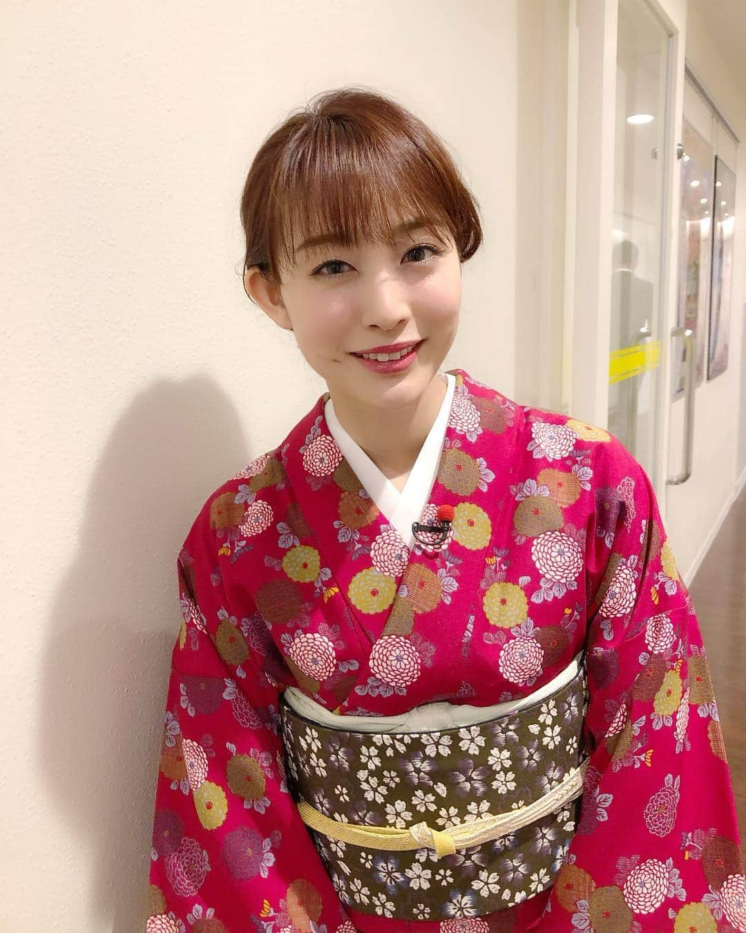 新井恵理那さんのインスタグラム写真 - (新井恵理那Instagram)「みなさんこんにちは♪  4/17 爆笑問題＆新井恵理那が若いお坊さんとニッポン人の品格を学ぶ！ジャパニーズ品格クイズバラエティ『じゃぱにぃ寺』(テレビ朝日系・お願いランキング、水曜0時50分から) 「結婚祝いの贈り物で相応しくないとされるものは…？」 「出産祝いの贈り物で相応しくないとされるものは…？」 これまでなんとなーくで選んでいたので、危ないところでした！( ；∀；)ぜひご覧あれ♪ #じゃぱにぃ寺 #お願いランキング #爆笑問題 #イケ坊 #新井恵理那」4月17日 14時13分 - elina_arai