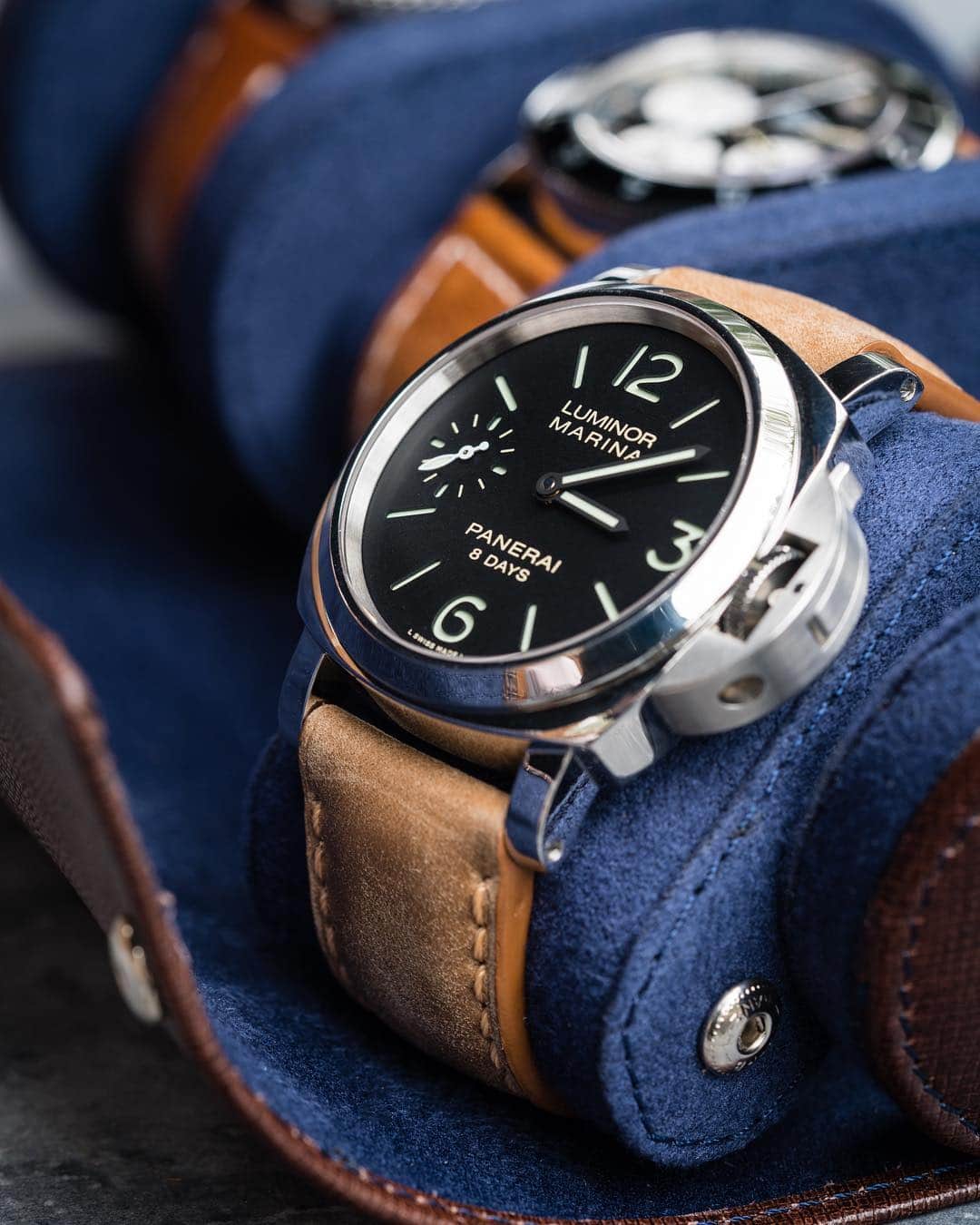 パネライのインスタグラム：「Simple with an 8 day power reserve is a winning combination when it comes to #Panerai.  Here is the #PAM510 Luminor Marina ready for a trip in the @ebw.inc case. #paneraicentral」