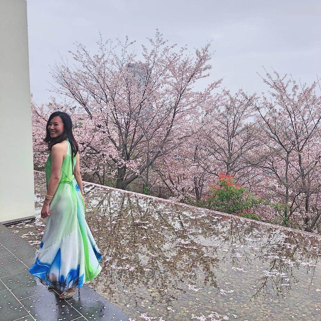 長嶺菜菜子のインスタグラム：「﻿ お気に入りのワンピ﻿﻿ と﻿﻿ 桜🌸﻿﻿ ﻿﻿ ﻿﻿ このワンピの色合いが﻿﻿ すんごく好きなんだよね﻿﻿ ﻿﻿ ﻿﻿ この1枚と出会えたことがほんと嬉しい😚🌺🤙﻿﻿ ﻿﻿ ﻿﻿ ﻿ ★------------------------------------------------☆﻿ #神戸北野クラブソラ #神戸 #神戸桜﻿﻿ #桜とワンピース #お気に入り ﻿#ワンピース ﻿ #私らしさ #ヨーカンワンピース﻿ #沖縄のブランド #ヨーカン #YOKANG」