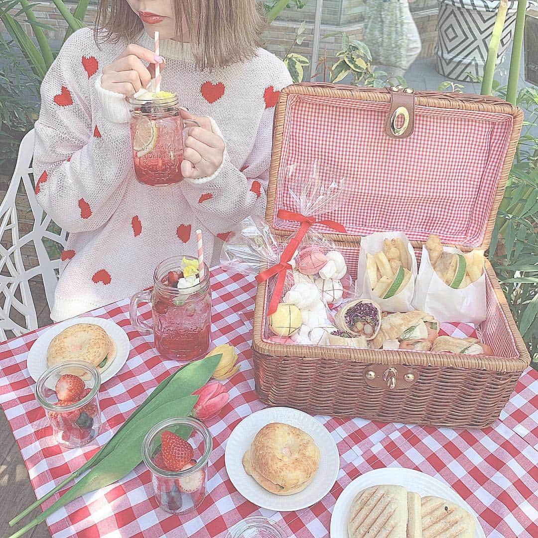 ひこ乃さんのインスタグラム写真 - (ひこ乃Instagram)「🧺⠀ ⠀ 表参道のカフェ☕︎ザストリングス @stringsomotesandoh でピクニックできるよ😻 いちごにサンドイッチにマカロンに❤︎ 盛りだくさん入ってて満足🤤 映えなピクニックした時自分で用意するの 大変だったからカフェでピクニックできて楽しかった❤︎⠀ ⠀ この日に合わせてpopな洋服探してたら 即日発送のお店見つけて着るの間に合って良かった〜〜 @pinkgenic_tokyo のだよん❤︎⠀ ⠀ #ザストリングス#表参道#도쿄여행#도쿄카페」4月17日 14時21分 - hikono0909
