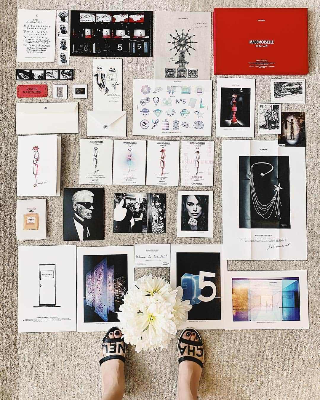 スージー・ロウさんのインスタグラム写真 - (スージー・ロウInstagram)「I love it when fashion press materials come printed on ten or more different types of paper ✉️🏷📃🗒📜🗞📝 Back in Shanghai for @chanelofficial #MademoisellePriveShanghai exhibition opening this week」4月17日 14時23分 - susiebubble