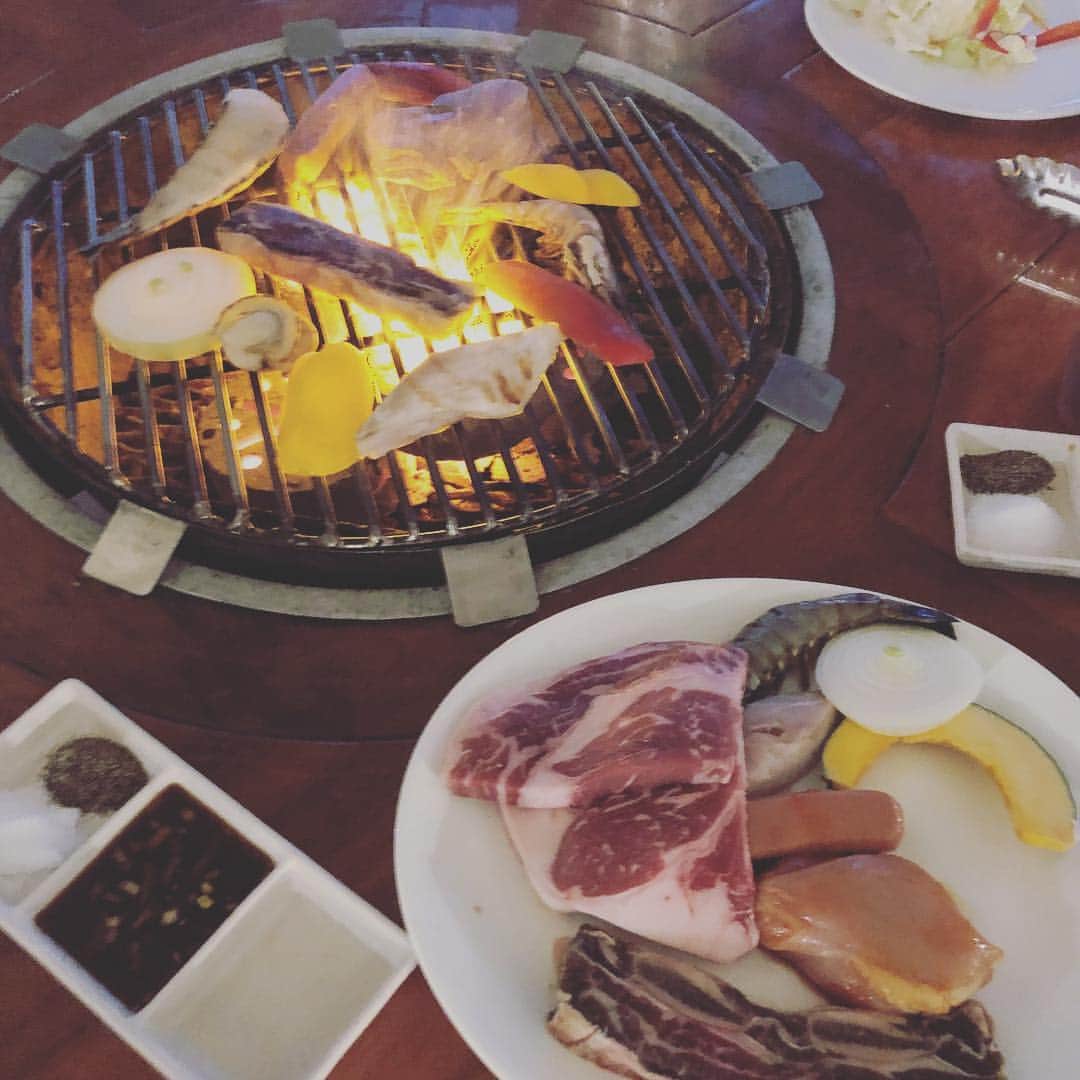 EMILY/BLUEさんのインスタグラム写真 - (EMILY/BLUEInstagram)「Dinnerは 素敵なビーチを眺めながらBBQ🍖 (めちゃくちゃ暑かったのでノースリーブが オススメですw) そしてファイヤーダンスも満喫！ 最後は参加型😆 シンシンとダンス！w😂👶🏻🌴 #guam #trip #baby #outfit #smile #ootd #family #instafashion #hotelnikkoguam  #premierhotelgroup #カジュアルコーデ #ママコーデ #ママファッション #ファッション #コーディネート #グアム #ママリ #赤ちゃん #赤ちゃんのいる生活 #9ヶ月 #旅 #旅行 #ホテルニッコーグアム #プレミアホテルグループ」4月17日 14時24分 - emilybluejewelry0220