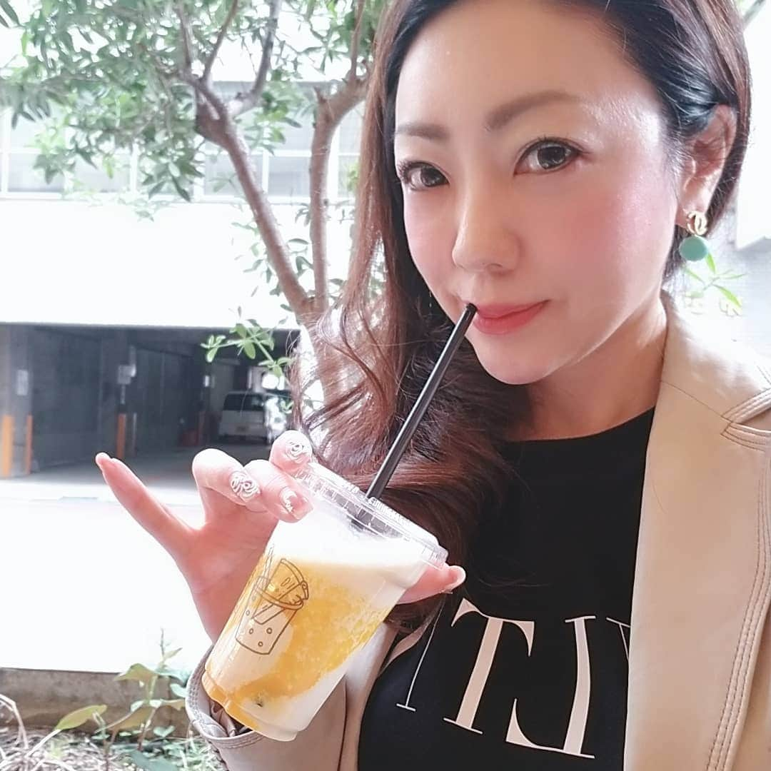 今堀恵理さんのインスタグラム写真 - (今堀恵理Instagram)「本日発売「美ST 6月号」に出てます💕 私が出てるのは91.92.93ページだよ🎵　 マイクロニードルのスキンケアとダーマローダーのページになります。大きな美ST.小さな美STどちらにも出てます。 みんな買って下さいね💕  今. 美ST見ながらBrown Bakeryののむチーズケーキを外で飲んでる✨ 今日は外がポカポカして良い気候だよ  #美スト 　#美st 　#ダーマローラー 　#マイクロニードル　#スキンケア　#モデル撮影 　#スキンケアモデル　#美肌作り #アラフォー　#ブラウンベーカリー　#京橋　#brownbakery  #のむチーズケーキ　#チーズクリーム　#今堀恵理 　#タレント　#芦屋セレブ」4月17日 14時37分 - eriimahori