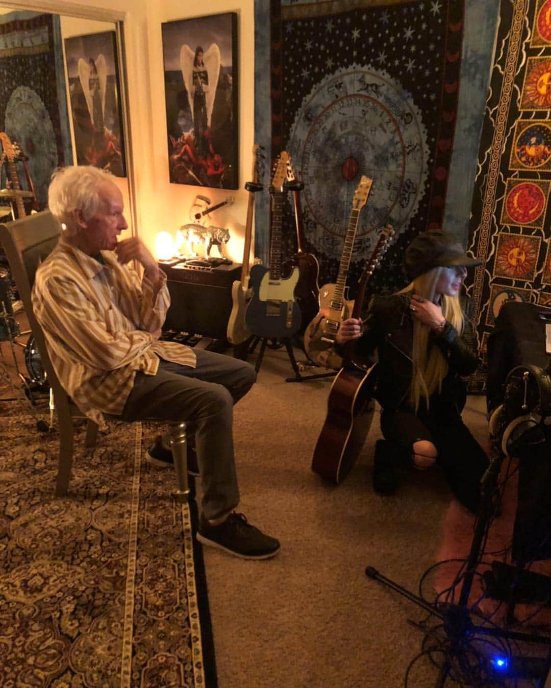 オリアンティさんのインスタグラム写真 - (オリアンティInstagram)「So freaking cool to have an amazing member of the doors and good friend @officialrobbykrieger at my door today hanging / jamming with some friends and listening to new music ✨🍄🌼📷 @brooklynallman」4月17日 14時30分 - iamorianthi