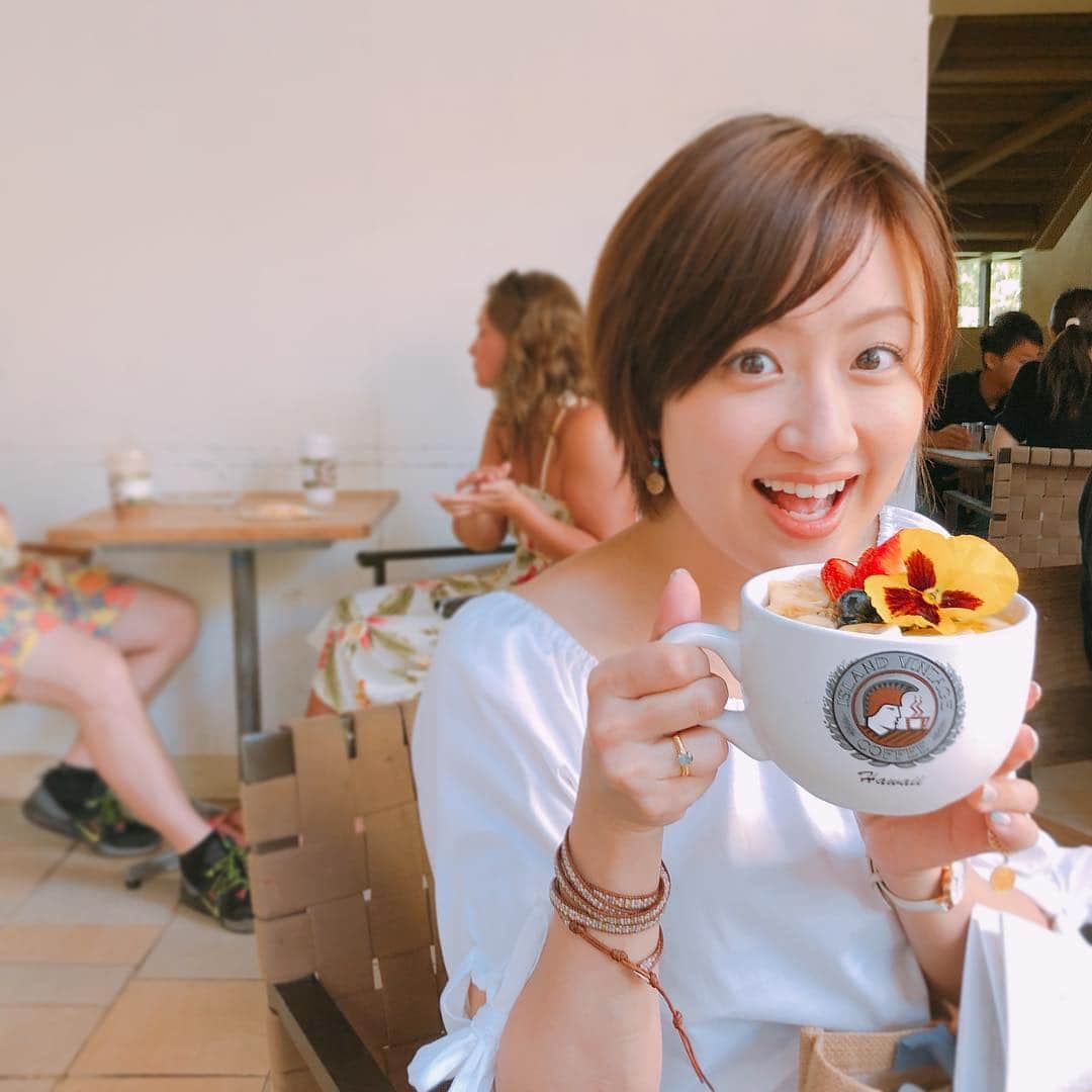 麻生夏子さんのインスタグラム写真 - (麻生夏子Instagram)「ハワイの備忘録。﻿ ﻿ ISLAND VINTAGE COFFEEのアサイーボウルとポケ丼とブレックファースト。  取材では、人気の朝ごはんということでブレックファーストプレートを取材しました。朝から大満足のプレートです！  アサイーは本当にフレッシュでおいしかったし、﻿ このスパイシーポケ丼。﻿ 日本では出会ったことのない味。﻿ 最終日の朝にもポケ丼はお代わりしちゃったくらい。﻿ また行きたい🥰﻿ ﻿ #hawaii #waikiki #hawaiinstagram #honolulu #hawaiifood #waikikifood #ハワイ #ワイキキ #ハワイグルメ」4月17日 14時38分 - natsukoaso0806