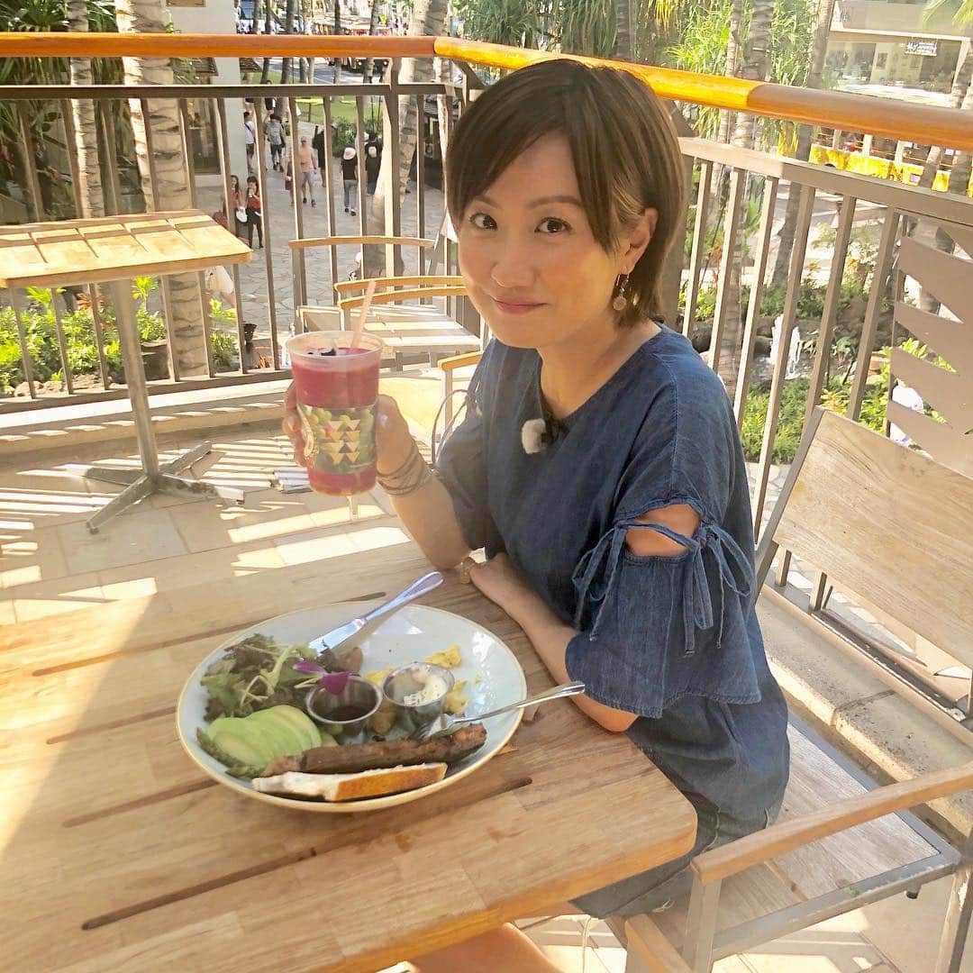 麻生夏子さんのインスタグラム写真 - (麻生夏子Instagram)「ハワイの備忘録。﻿ ﻿ ISLAND VINTAGE COFFEEのアサイーボウルとポケ丼とブレックファースト。  取材では、人気の朝ごはんということでブレックファーストプレートを取材しました。朝から大満足のプレートです！  アサイーは本当にフレッシュでおいしかったし、﻿ このスパイシーポケ丼。﻿ 日本では出会ったことのない味。﻿ 最終日の朝にもポケ丼はお代わりしちゃったくらい。﻿ また行きたい🥰﻿ ﻿ #hawaii #waikiki #hawaiinstagram #honolulu #hawaiifood #waikikifood #ハワイ #ワイキキ #ハワイグルメ」4月17日 14時38分 - natsukoaso0806
