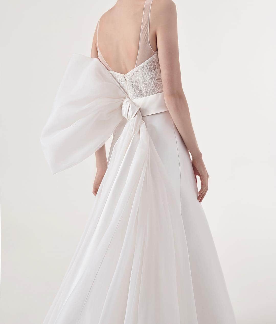 Magnolia Whiteさんのインスタグラム写真 - (Magnolia WhiteInstagram)「Our Tokyo salon (Omotesando) has received 3 gowns from the newest @giuseppepapini Collection.﻿﻿ ﻿﻿ MAGNOLIA WHITE omotesandoにGiuseppe Papiniの新作が3点入荷いたしました。熟練のクチュール技術と上質な素材で仕立てられたドレスは、着る人すべてを輝かせて魅力するフェミニンかつ完璧なシルエットです。是非お試しください。﻿﻿ ﻿﻿﻿ ご試着をご希望のお客様はMAGNOLIA WHITE omotesandoまでお問い合わせくださいませ。皆様のお越しをお待ちしております。﻿﻿﻿ ﻿﻿﻿ MAGNOLIA WHITE omotesando﻿﻿﻿﻿﻿ Tel. 03-6434-1313（火曜定休）﻿﻿﻿﻿﻿﻿ Mail. info@magnolia-white.co﻿﻿m﻿﻿﻿ ﻿﻿﻿ #magnoliawhite #mwhawaii #giuseppepapini #weddingdress #weddinggown #bridalgown #couturegown # tulledress #hawaiiwedding #hawaiibride #hotelwedding #bridalfashion #マグノリアホワイト #ジュゼッペパピーニ #ウエディングドレス #インポートドレス #オーダードレス #レースドレス #チュールドレス #ドレス試着 #ドレス選び #海外ウエディング #海外挙式 #ハワイ挙式 #ハワイウエディング #リゾートウエディング #リゾ婚 #ホテルウエディング #ホテル婚 #ホテル挙式﻿」4月17日 14時35分 - magnoliawhite_official