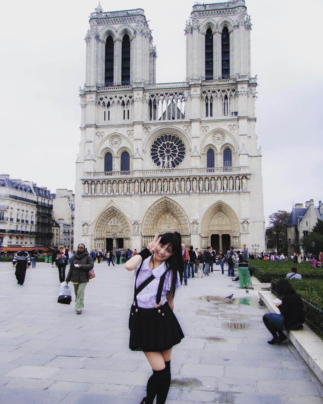 正田美里（みさみさ）さんのインスタグラム写真 - (正田美里（みさみさ）Instagram)「ノートルダム大聖堂の火災。とても悲しい。  仕事でフランス パリへ行ったとき、せっかくパリに来たならと、短い時間でしたがノートルダム大聖堂に連れて行って頂きました。  もう10年くらい前の写真です。  当たり前のようにまた来たらあると思っていました。  今思えば、行っといて良かったなと言う思いと、そこにあることが当たり前ではないんだなという思い。  そして、またみたいという思いが強く込み上げてきます。  ノートルダム大聖堂が再建されることを心から願っております。  #ノートルダム大聖堂 #ノートルダム #notredame #notredameparis  #notredamedeparis  #notredamecathedral  #パリ #paris」4月17日 14時35分 - misamisaupiupi