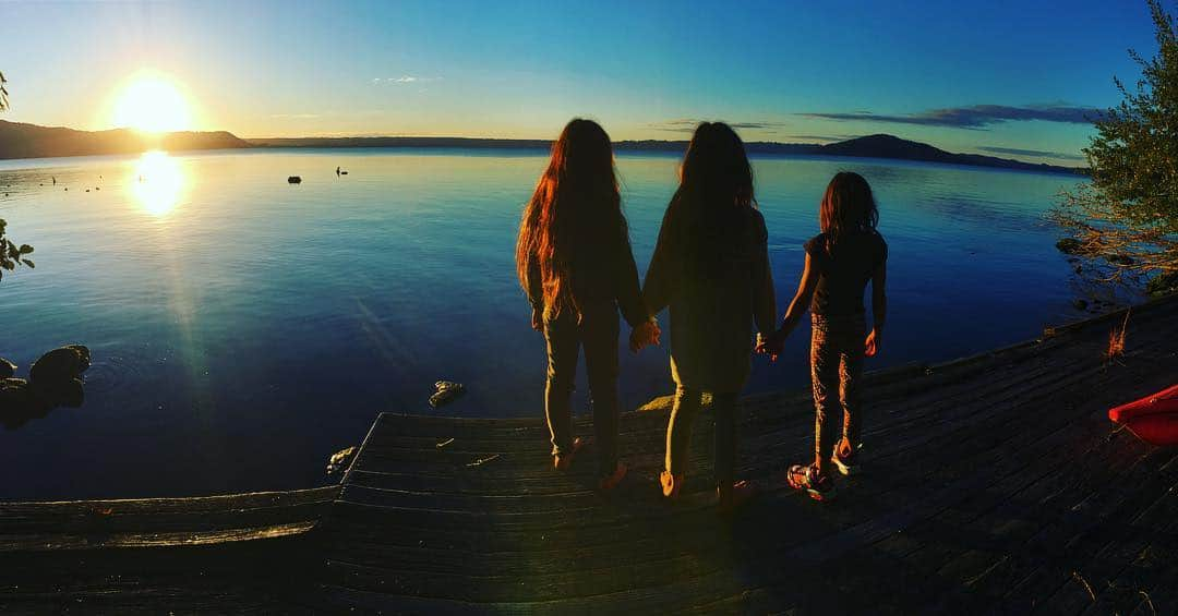 マヌー・ベネットさんのインスタグラム写真 - (マヌー・ベネットInstagram)「#mokoiabennett #paniabennett #annariwhi enjoying sunset over Lake Rotorua」4月17日 14時46分 - manubennett